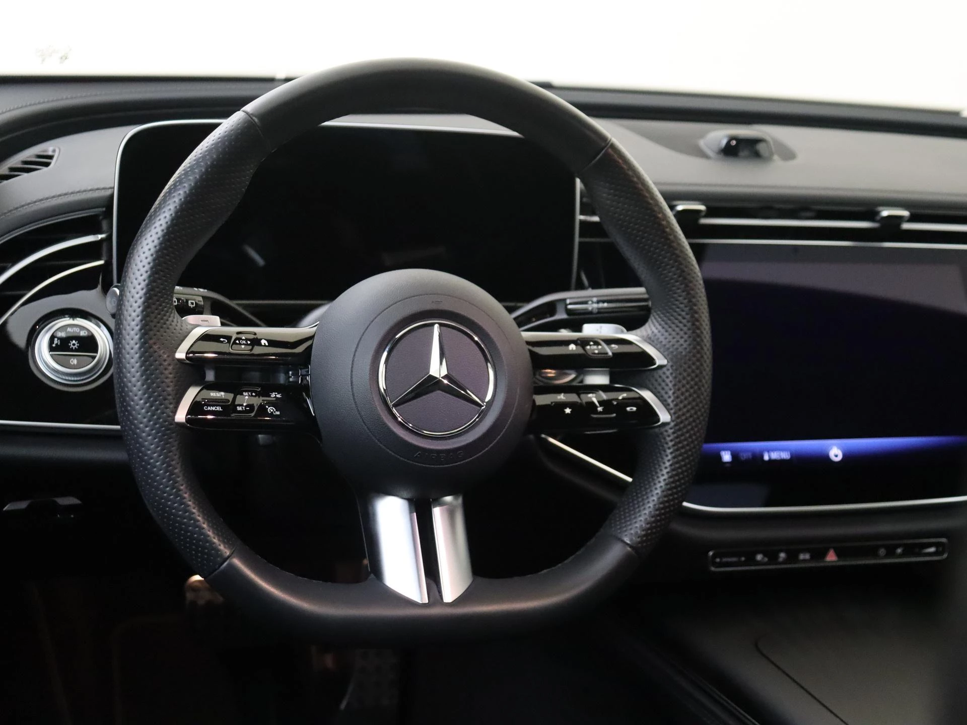 Mercedes-Benz-E-Klasse-image-12