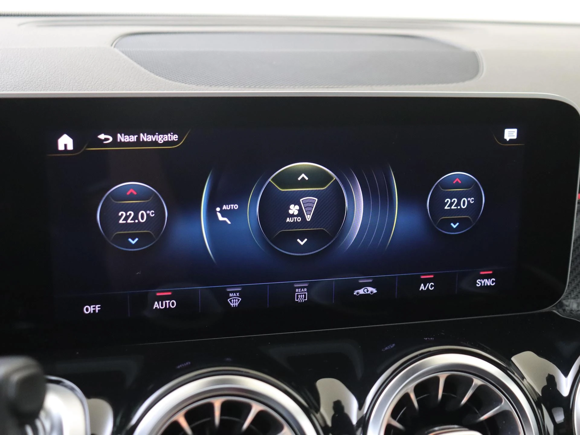 Mercedes-Benz-GLB-image-21