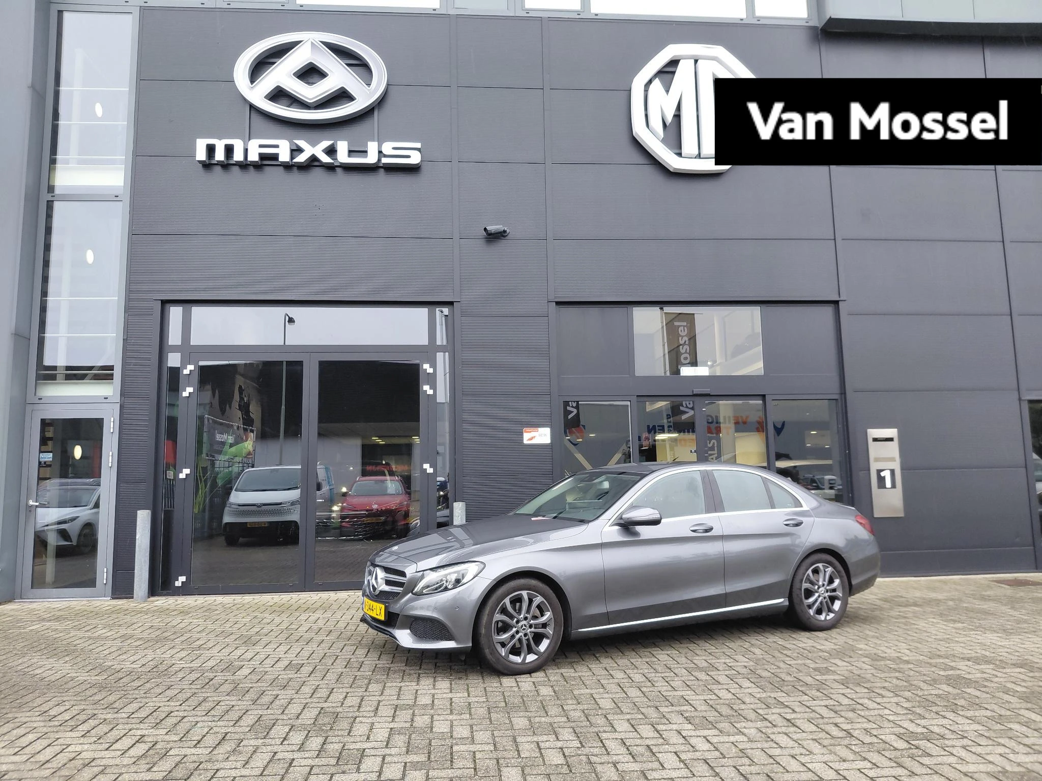 Mercedes-Benz-C-Klasse-image-0