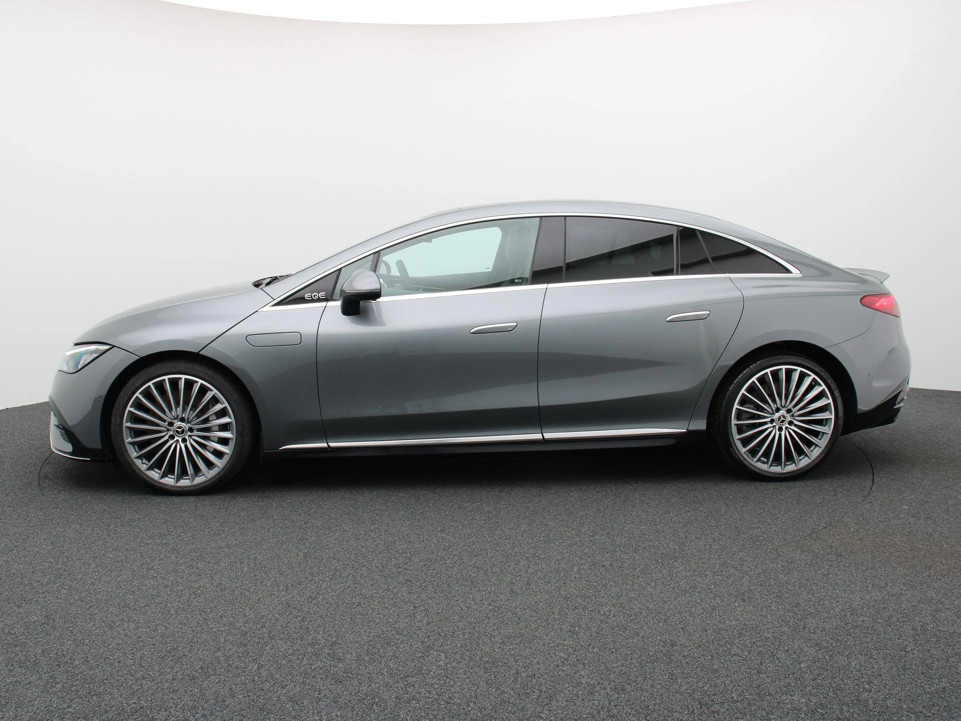 Mercedes-Benz-EQE-image-3