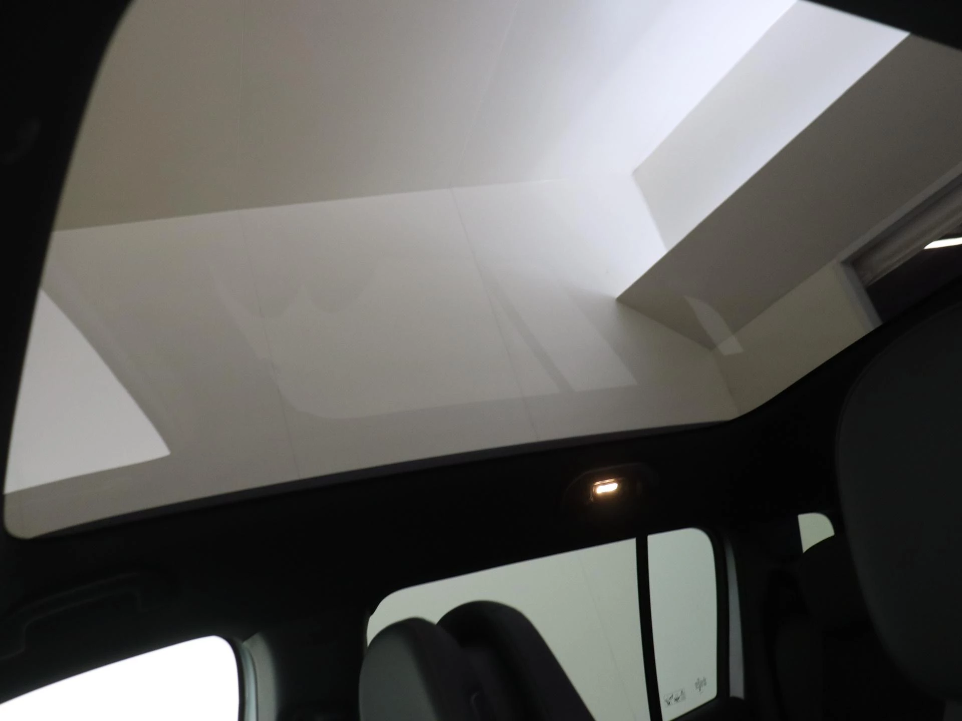 Mercedes-Benz-GLB-image-25