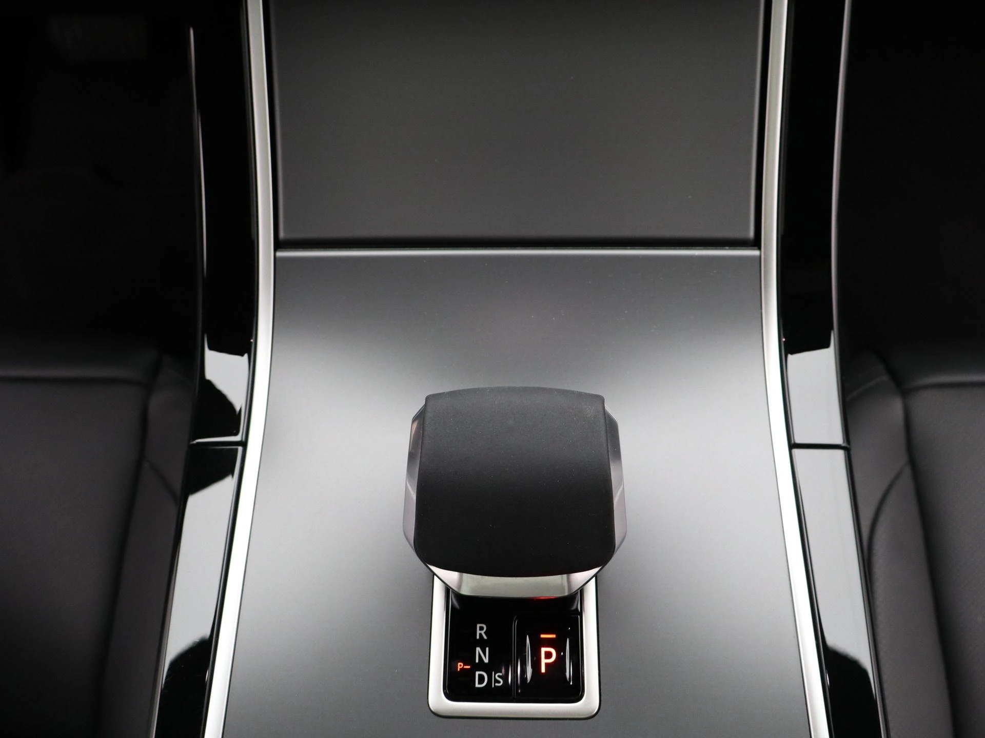 Land Rover-Range Rover Velar-image-11