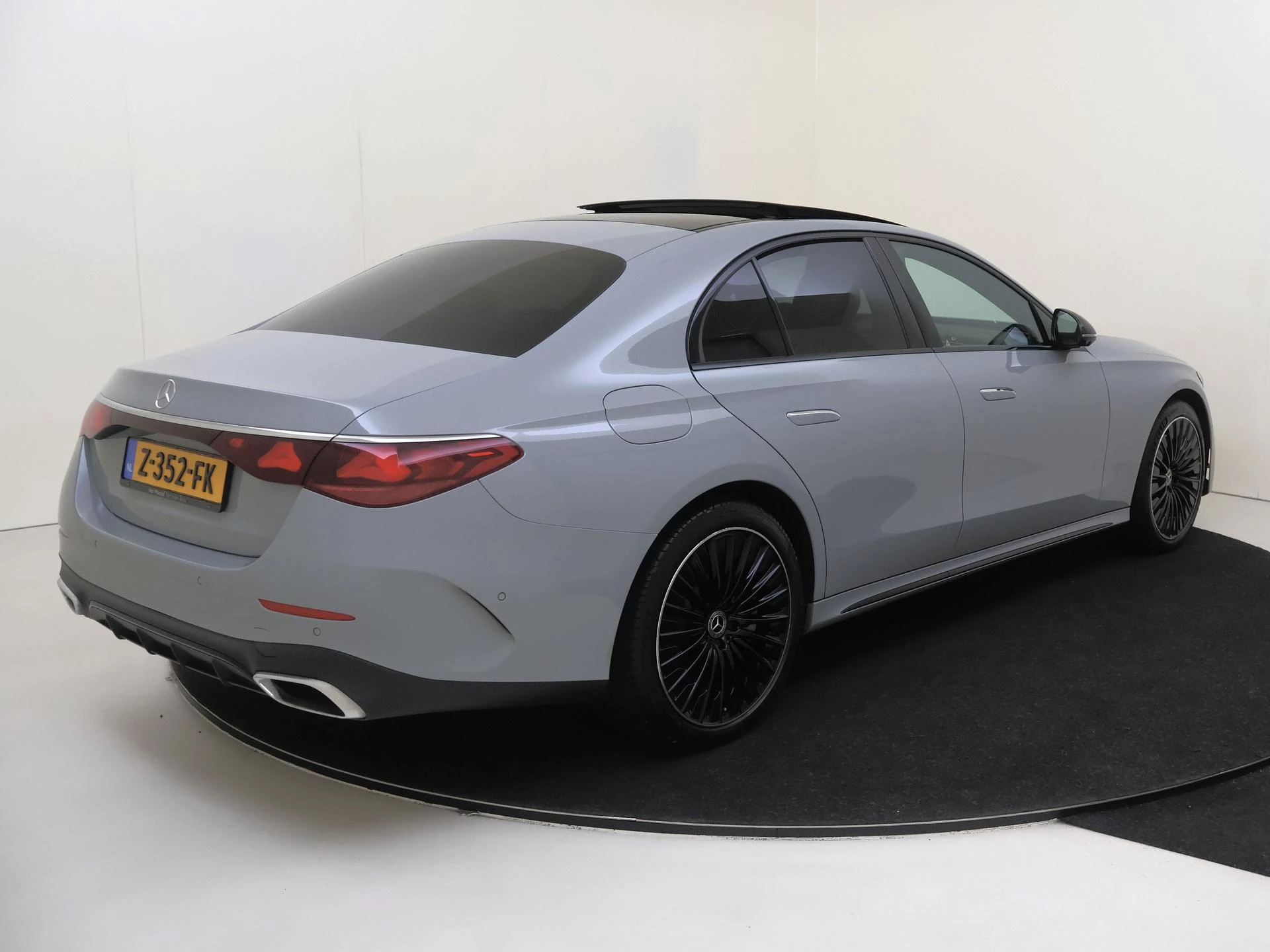 Mercedes-Benz-E-Klasse-image-3