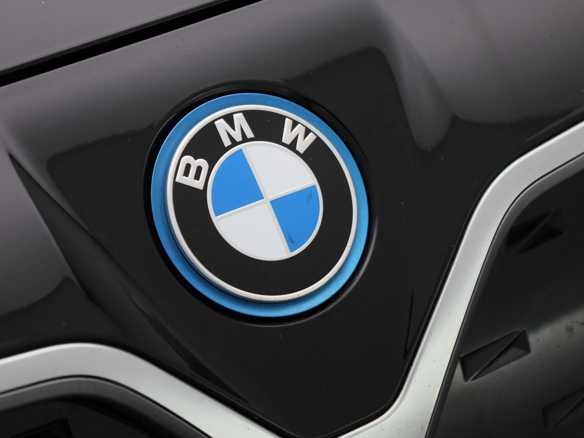 BMW-i4-image-32