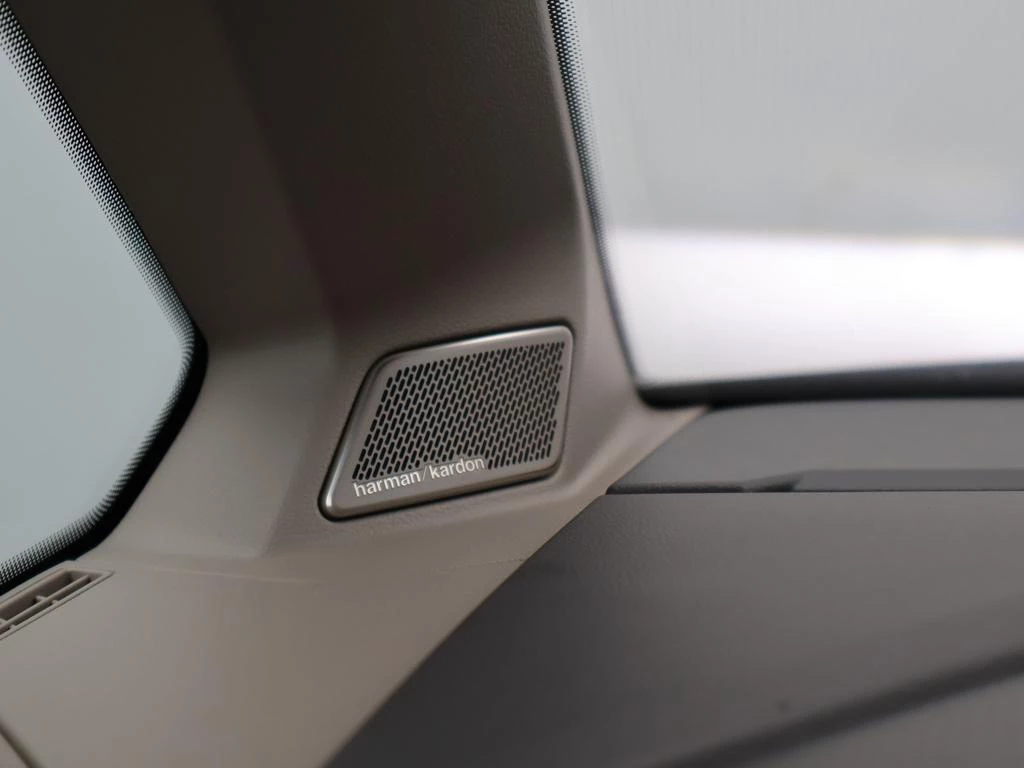 Volkswagen-Multivan-image-14