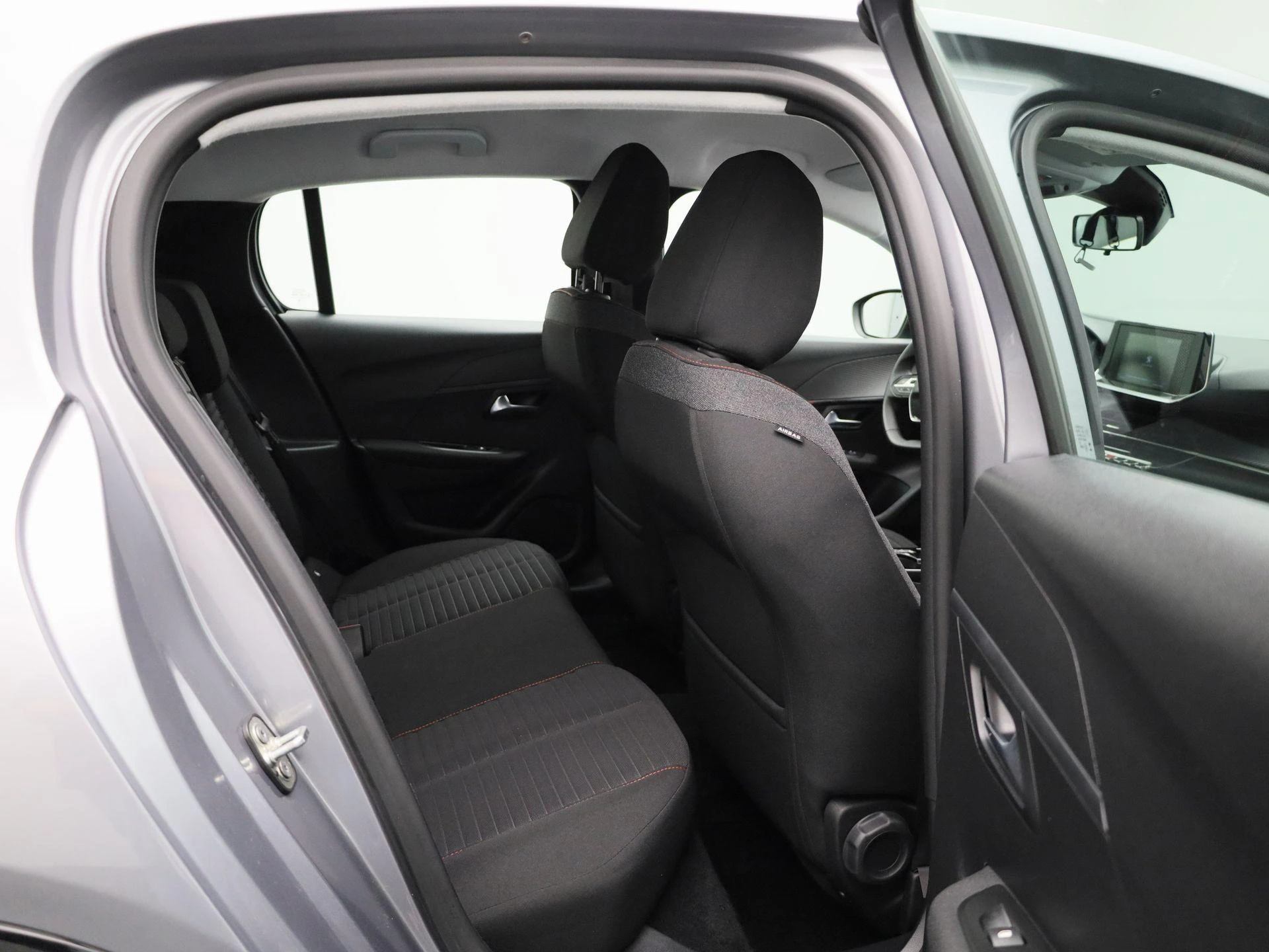 Peugeot-e-208-image-34