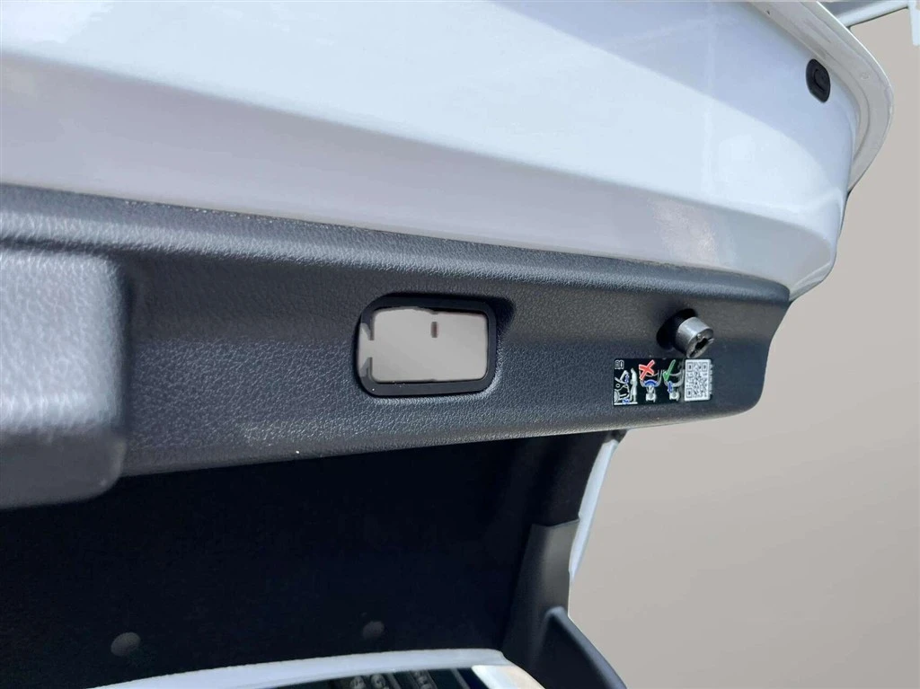 Mercedes-Benz-EQE-image-23