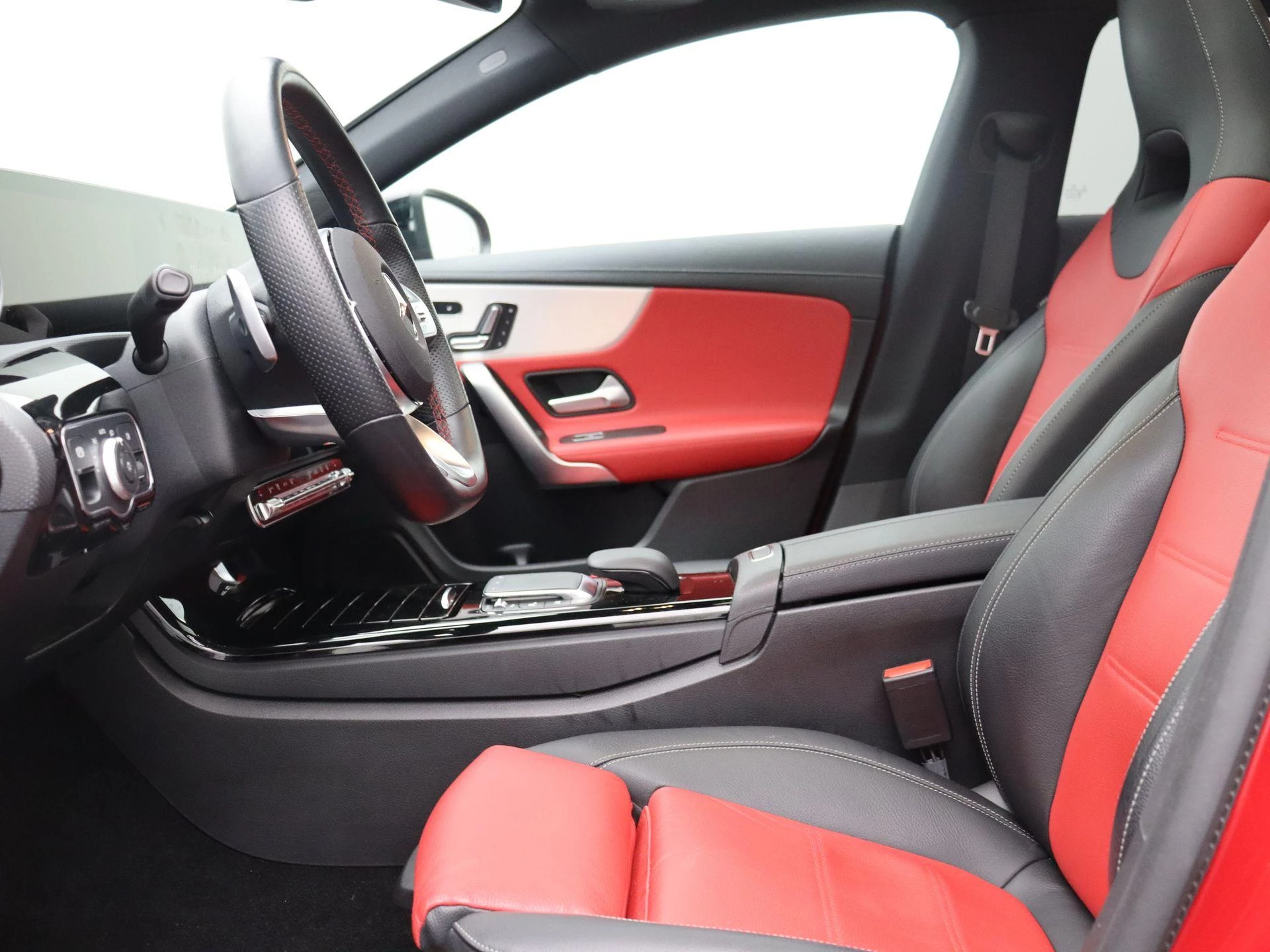 Mercedes-Benz CLA 250 e AMG Line + LEDER + CARPLAY + PANO DAK + HEAD UP + MULTIBEAM