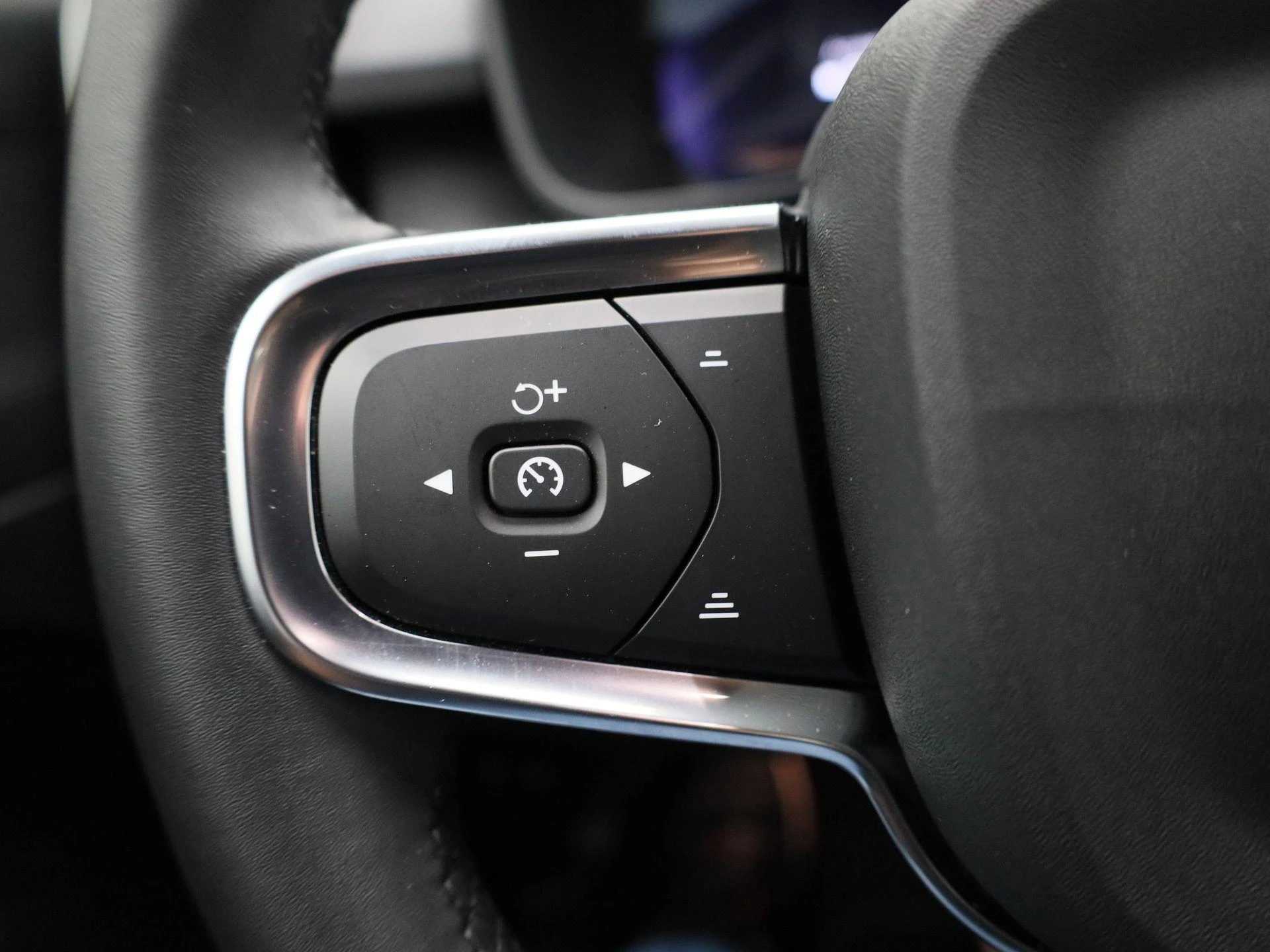 Volvo-EX40-image-18
