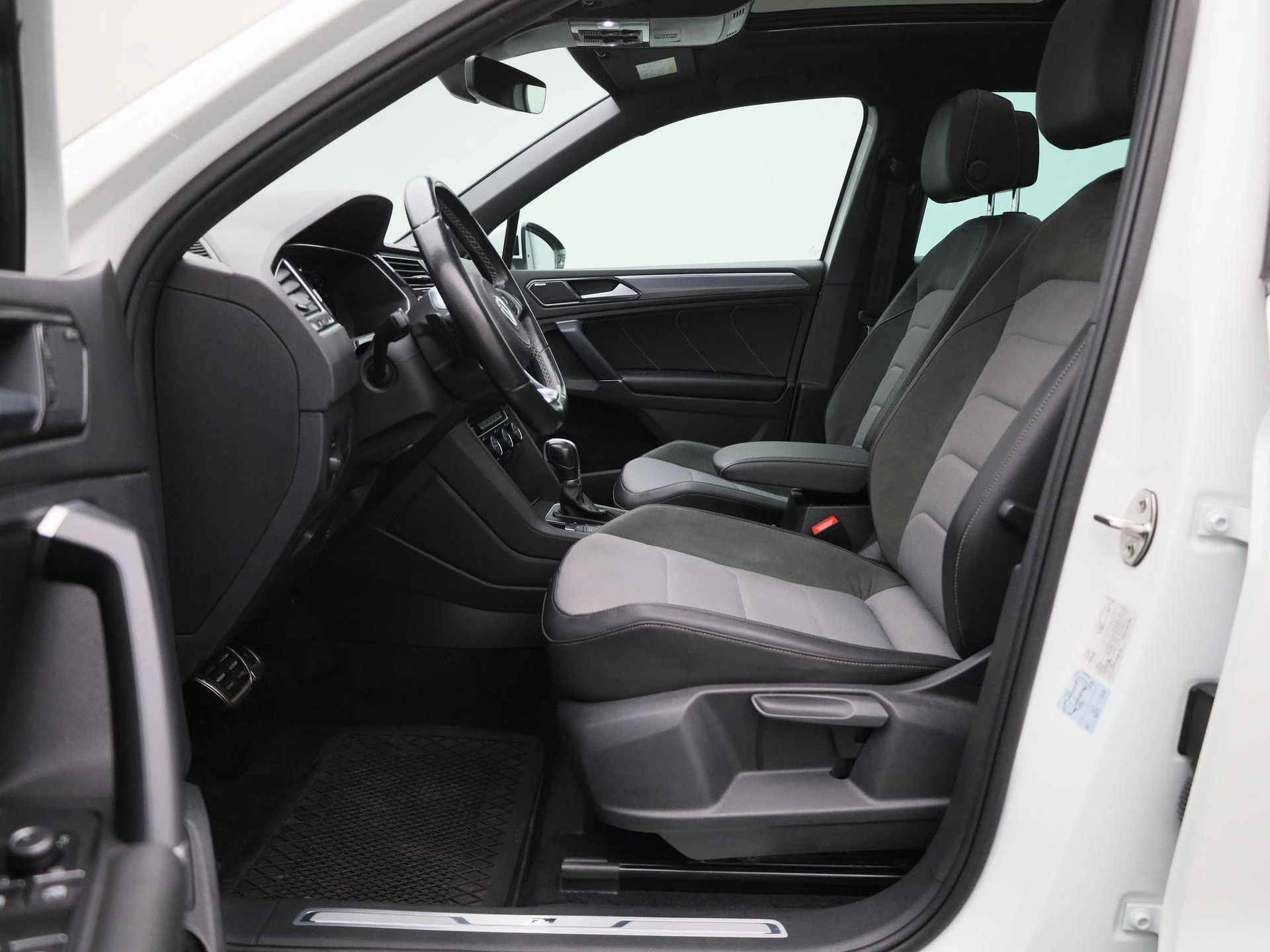Volkswagen-Tiguan-image-10
