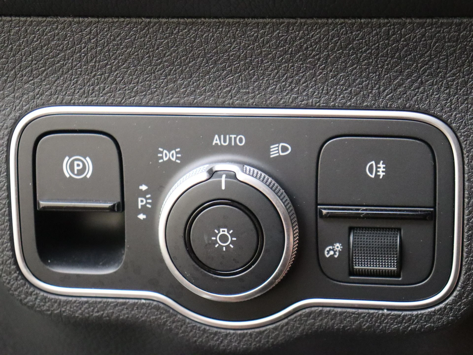 Mercedes-Benz-EQB-image-22
