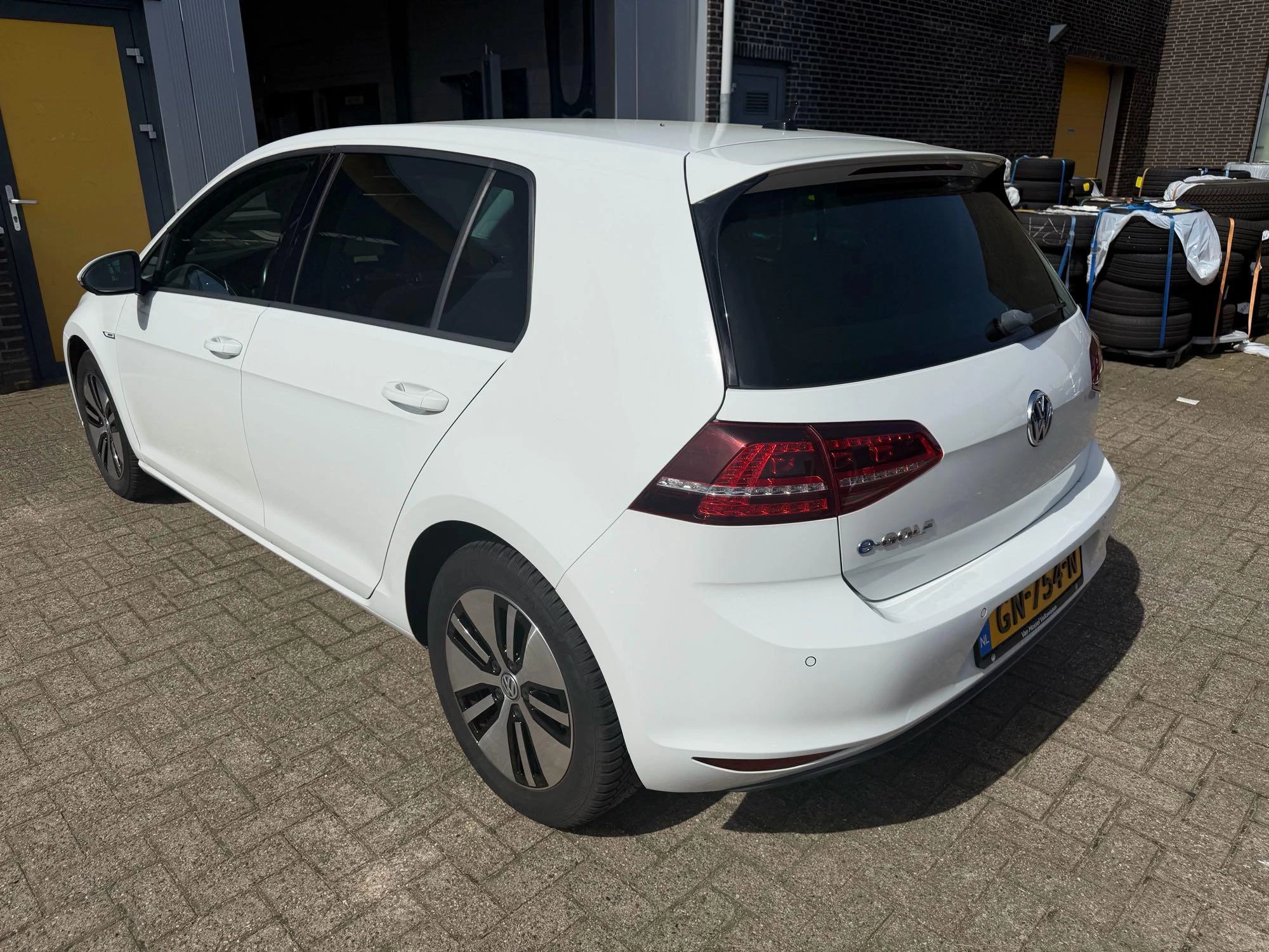 Volkswagen-e-Golf-image-4