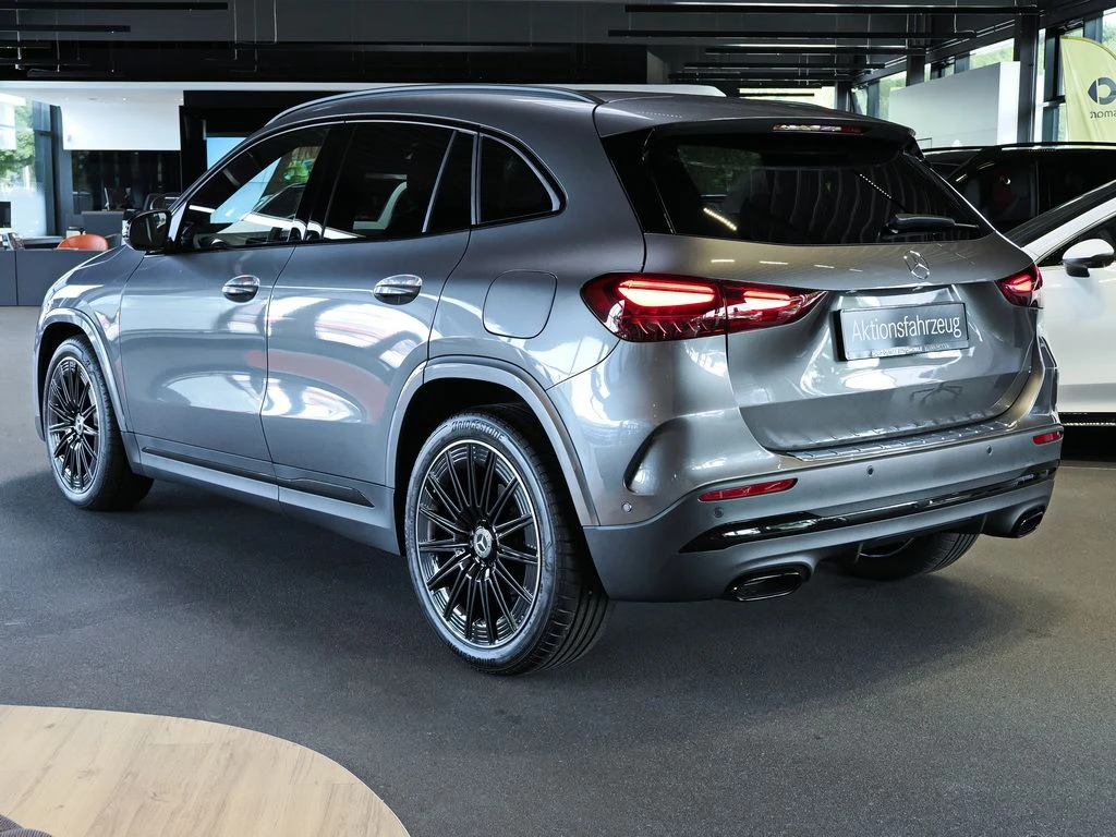 Mercedes-Benz-GLA 200 d-image-4