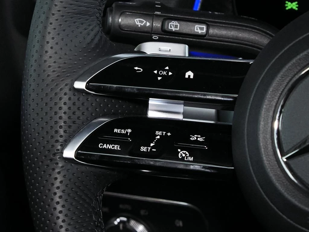 Mercedes-Benz-GLB 200-image-8