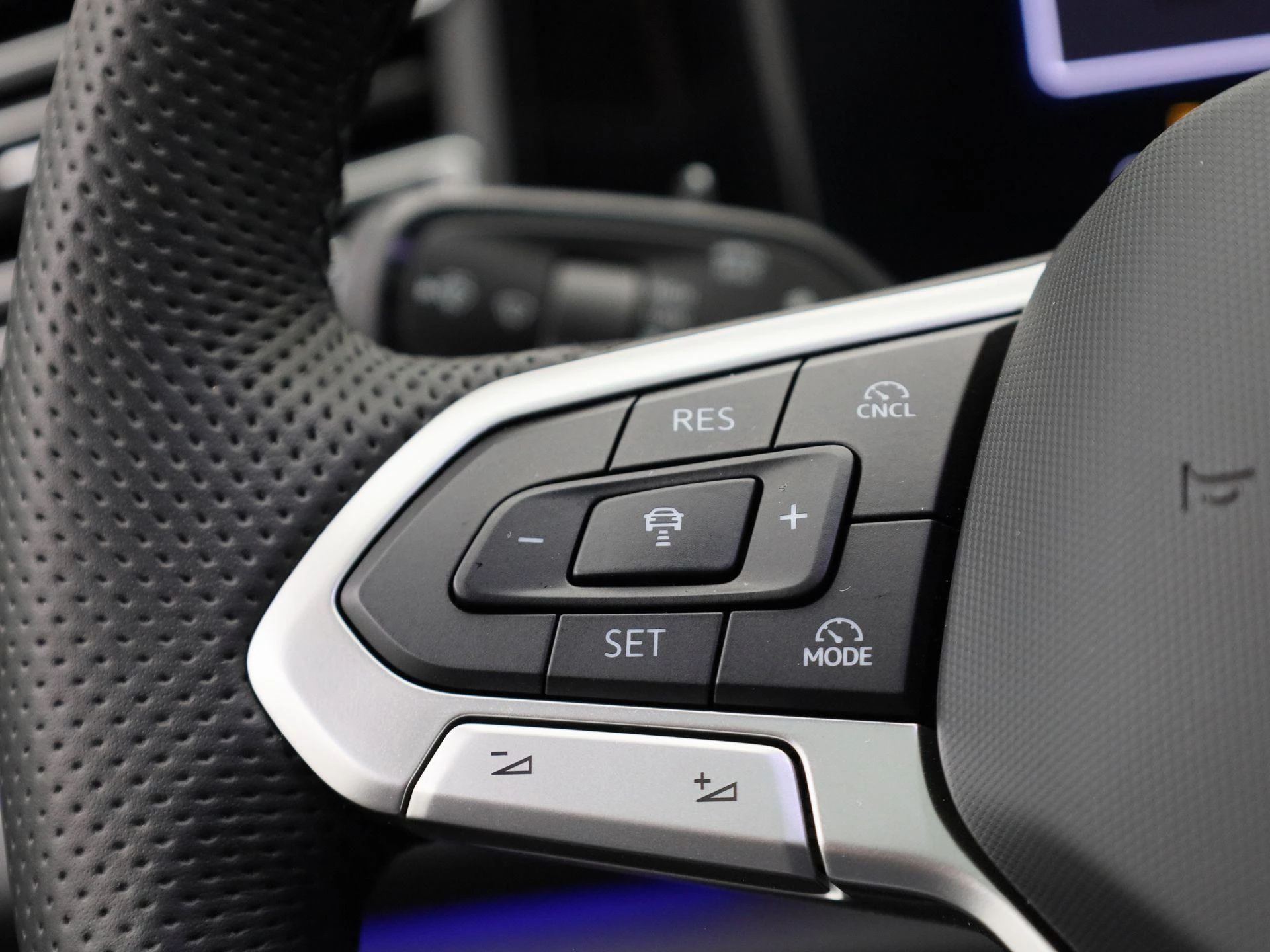 Volkswagen-Tiguan-image-19