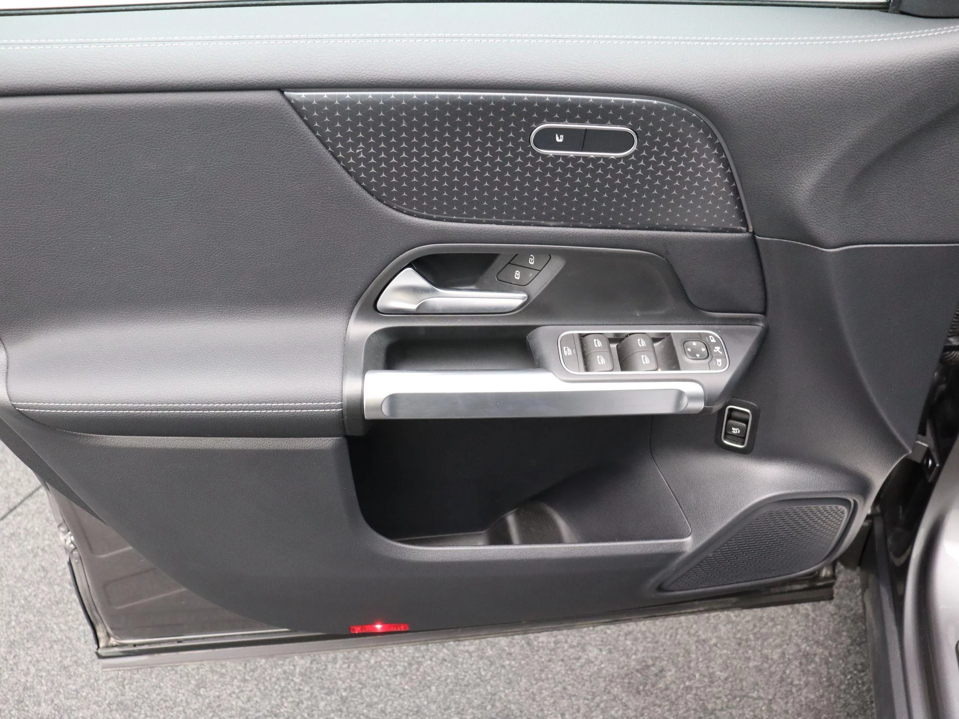 Mercedes-Benz-EQB-image-7