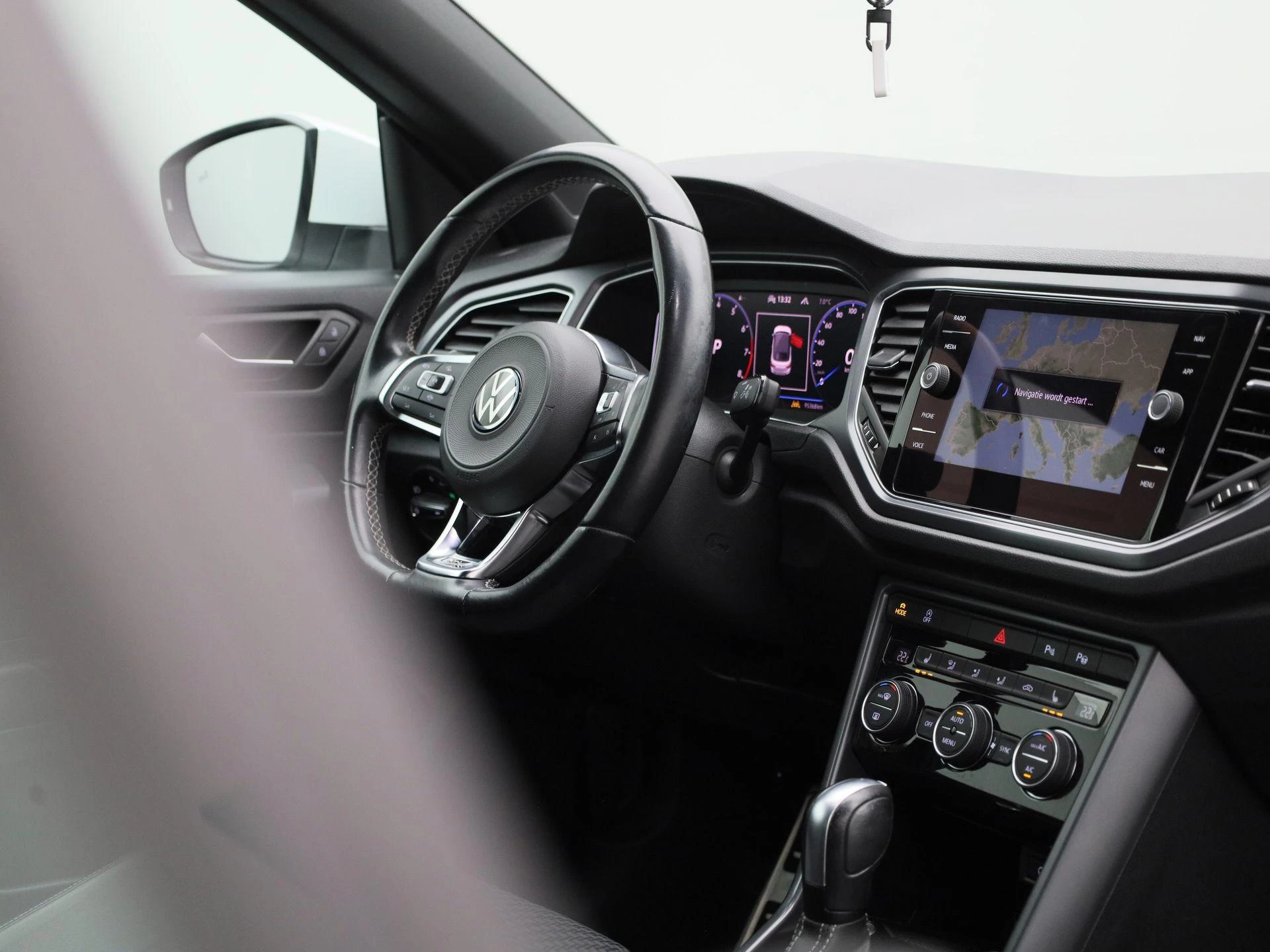 Volkswagen-T-Roc-image-7