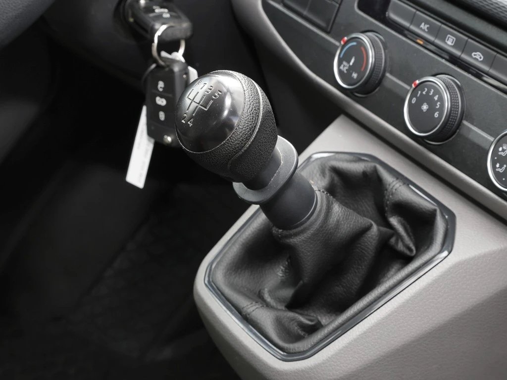 Volkswagen-Transporter-image-9