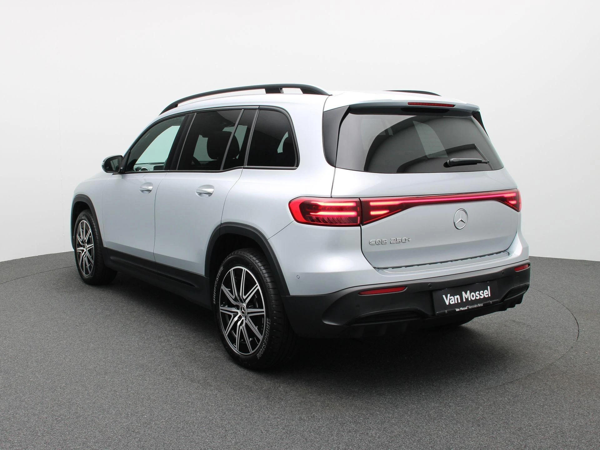 Mercedes-Benz-EQB-image-1