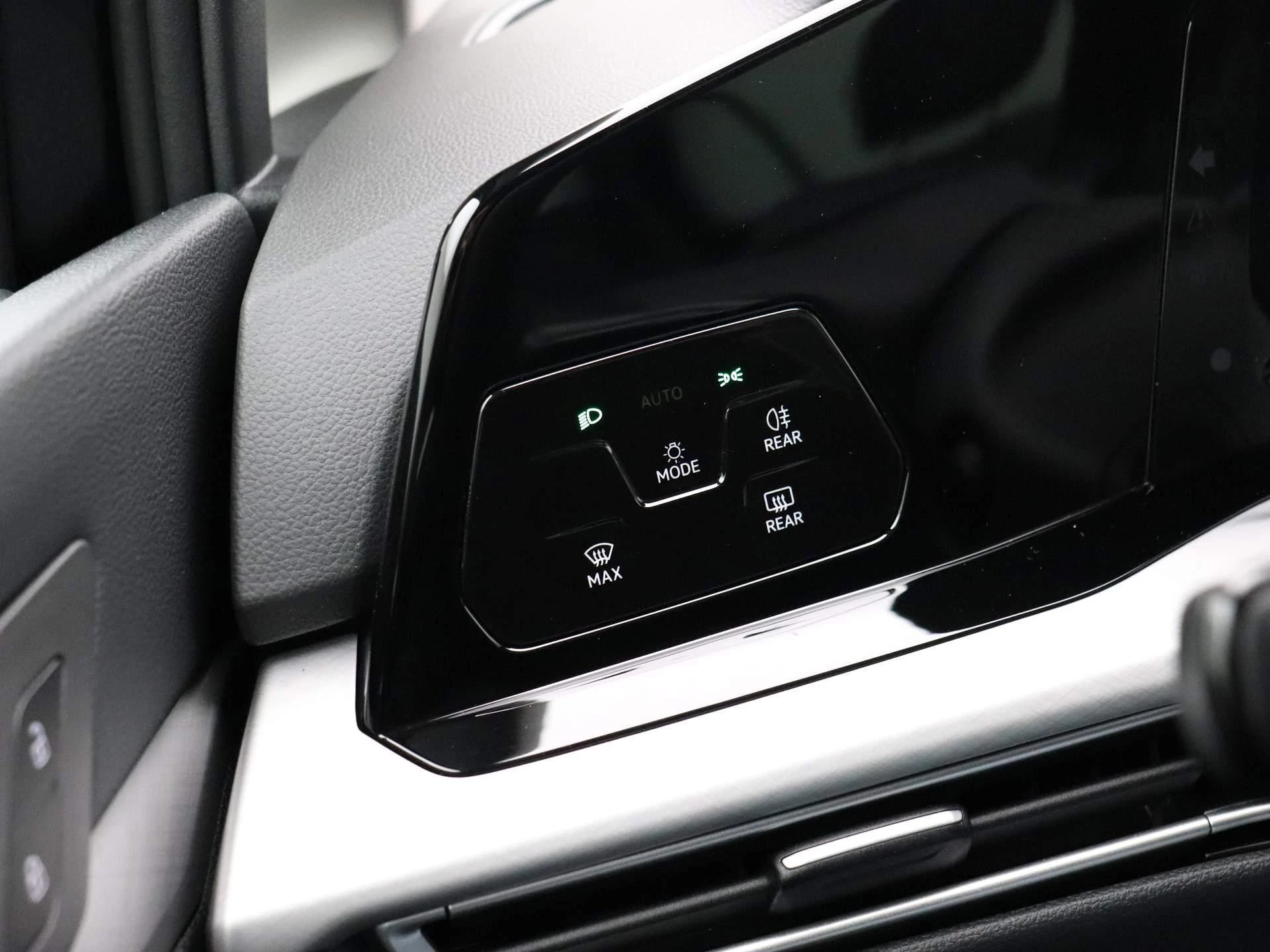 Volkswagen-Golf-image-24