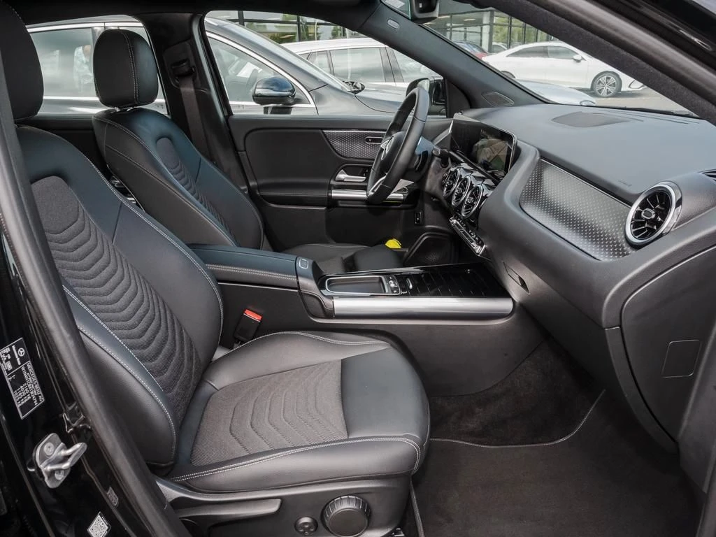 Mercedes-Benz-GLA 200 d-image-11
