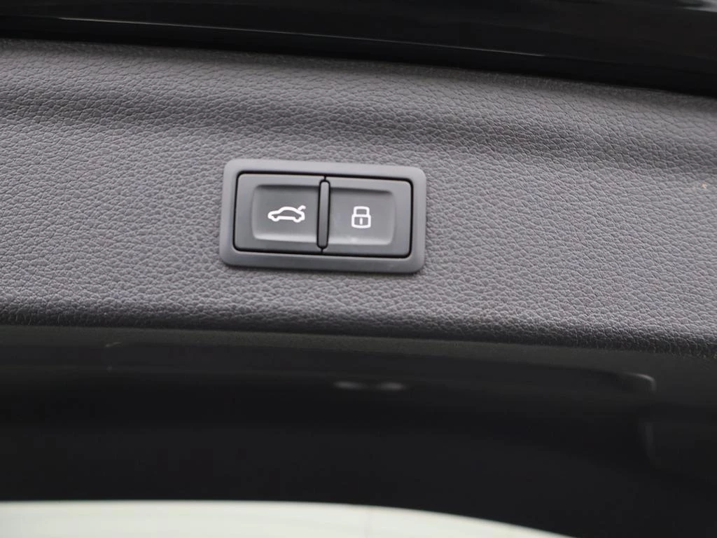 Audi Q3 PHEV Audi Q3 PHEV 45TFSIe 3X S LINE 245PK *AUTOMAAT*LEDER*CRUISE*CAMERA*PDC*NAVI*VIRTUAL COCKPIT*APP-CONNECT*...*