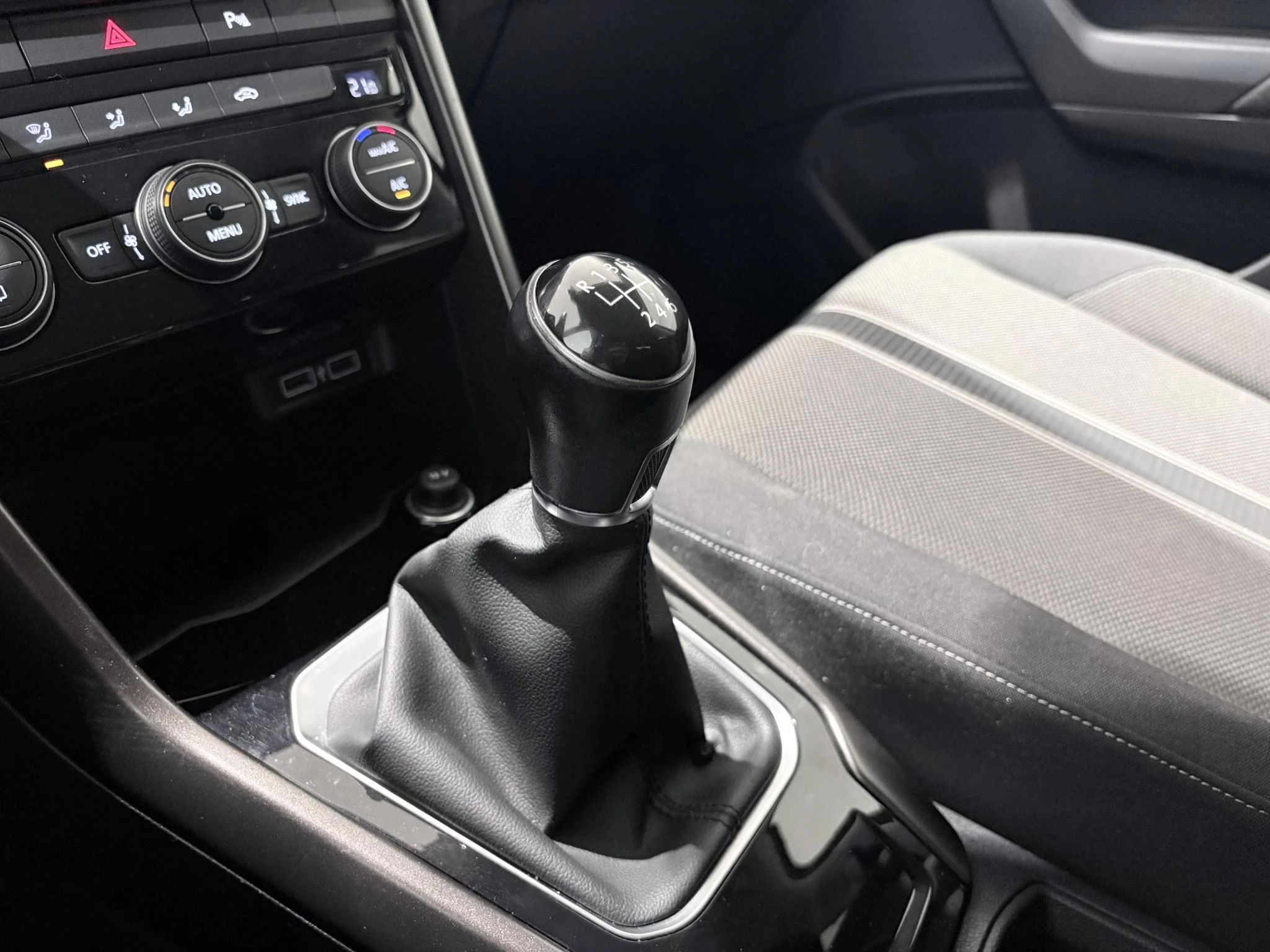 Volkswagen-T-Roc-image-26