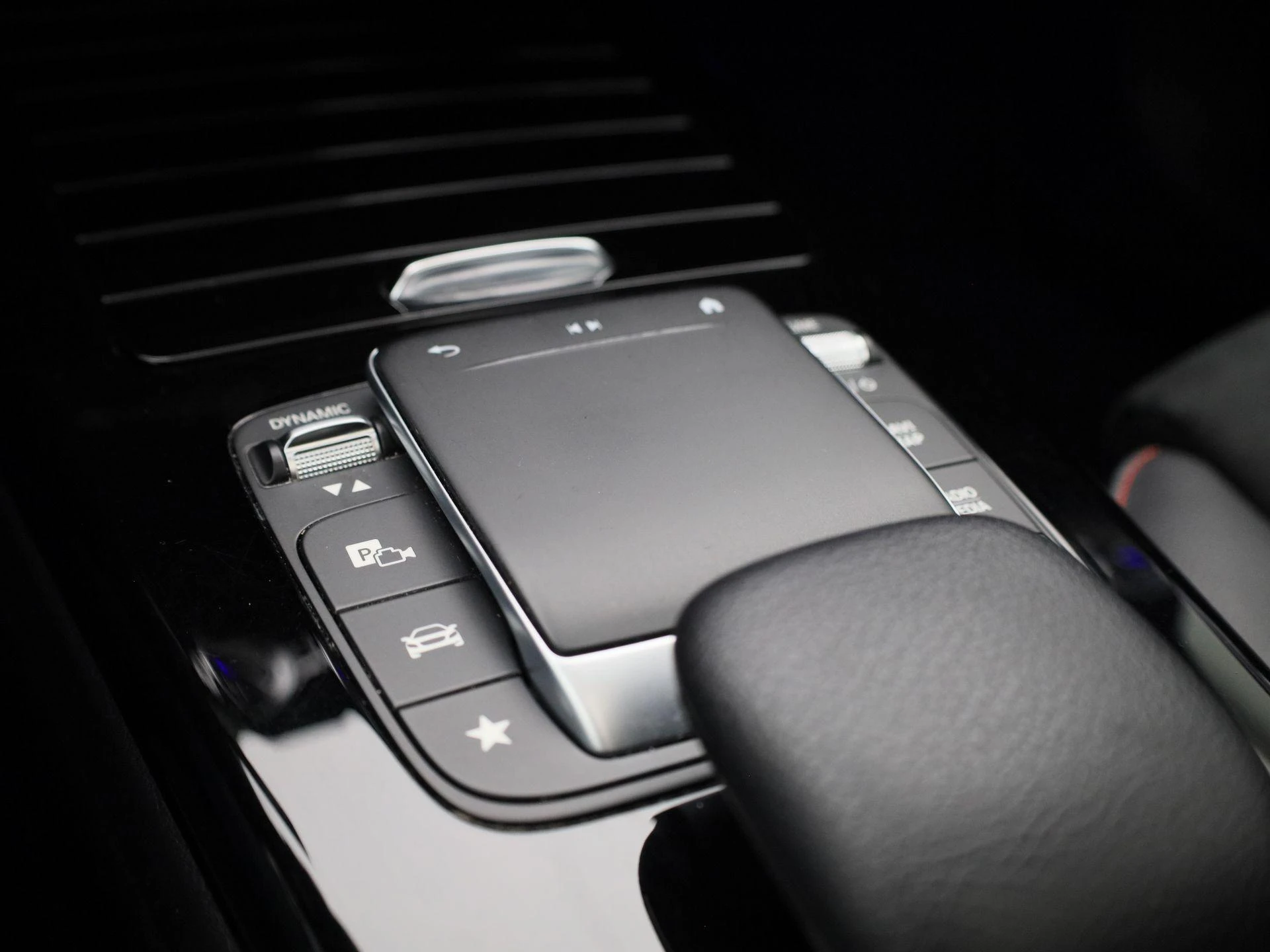 Mercedes-Benz CLA 180 d AMG Line Shooting Brake + CARPLAY + PANO DAK + TREKHAAK + MEMORY SEATS +