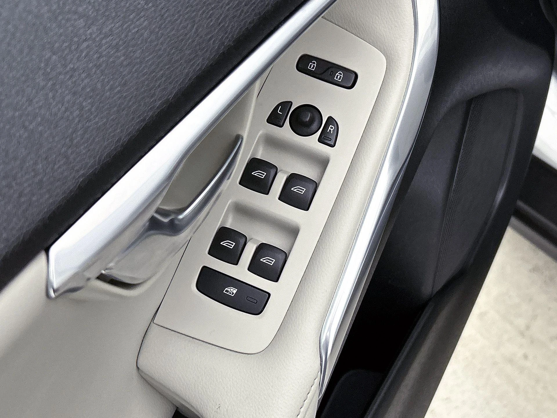 Volvo-V40-image-30