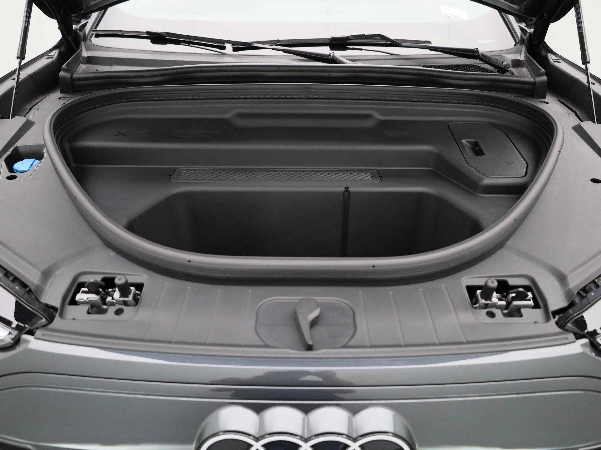 Audi-Q6 e-tron-image-40