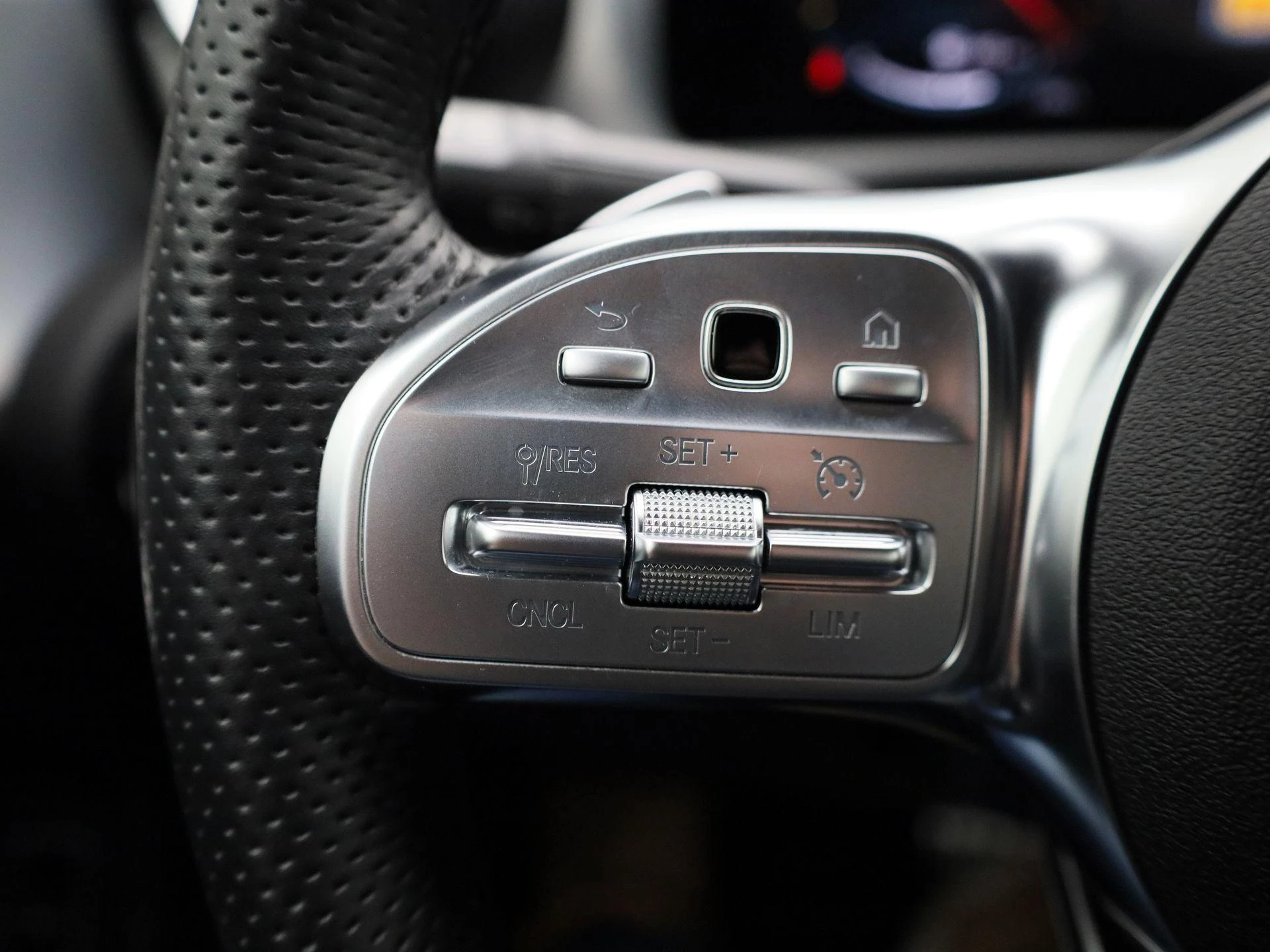 Mercedes-Benz-CLA-image-20