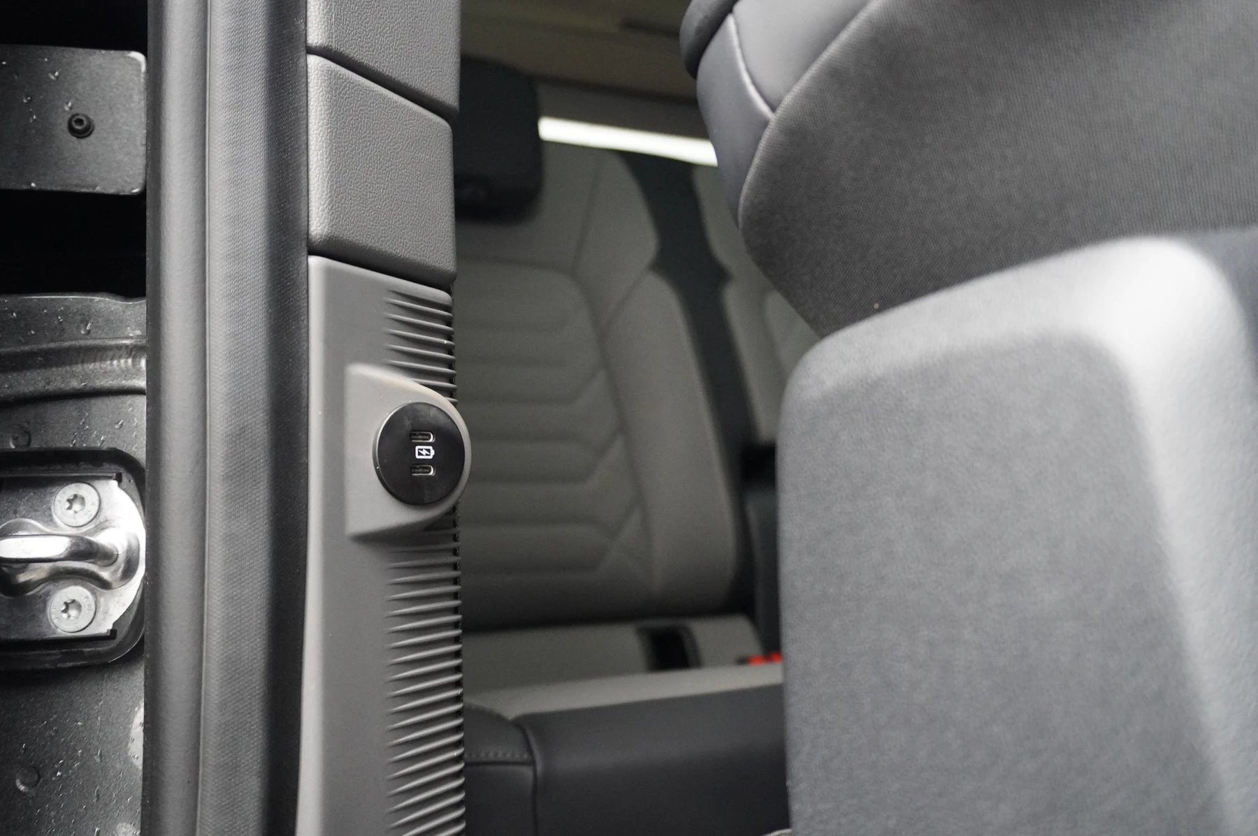 Volkswagen-Transporter-image-6