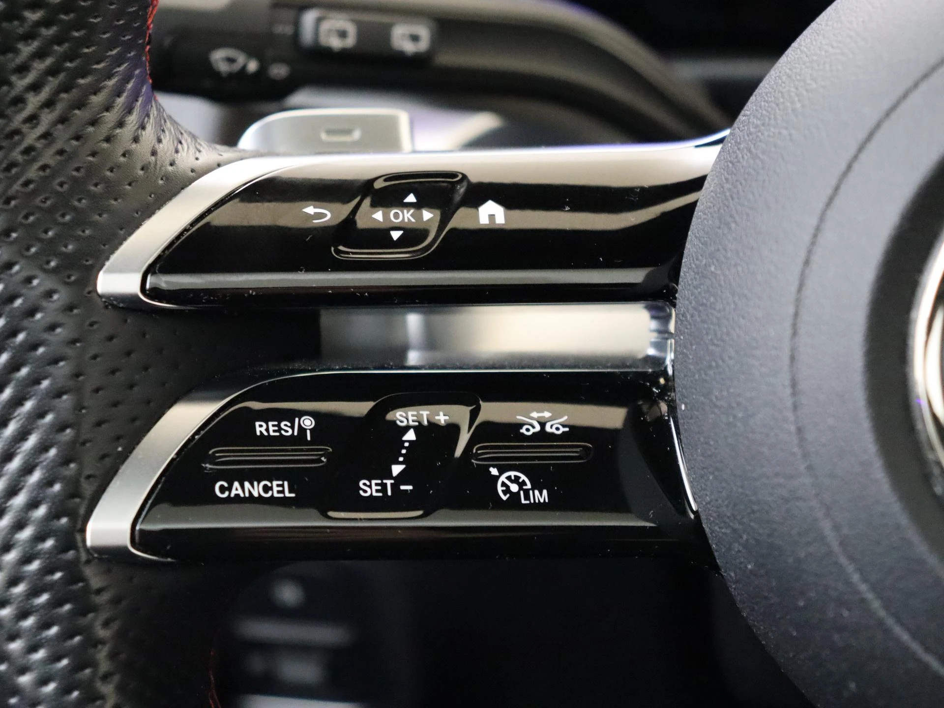 Mercedes-Benz-EQB-image-11