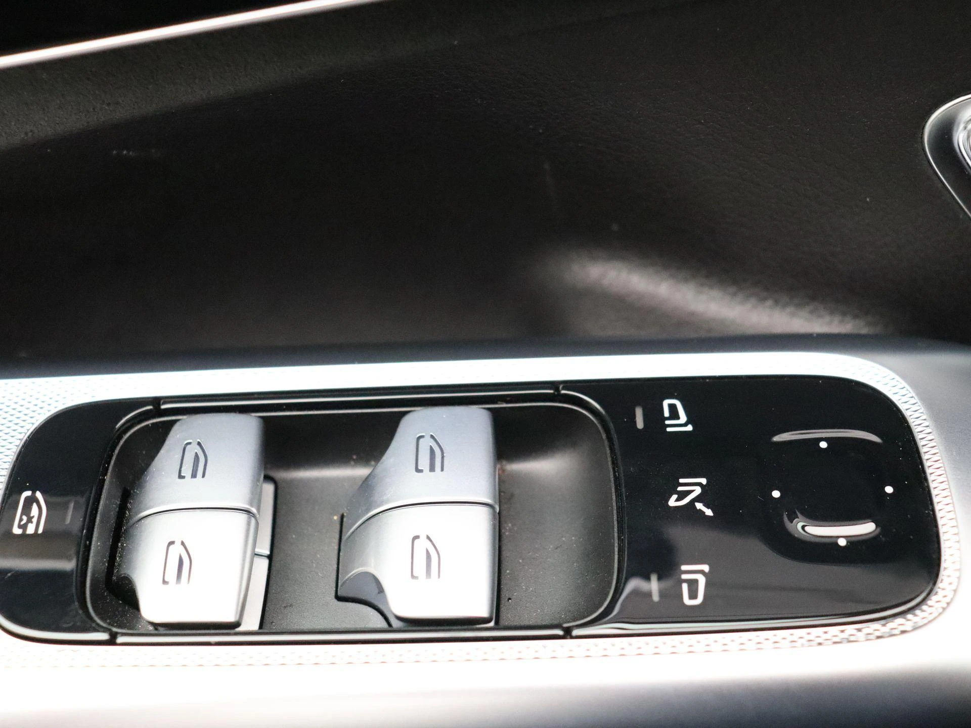 Mercedes-Benz-EQE-image-9