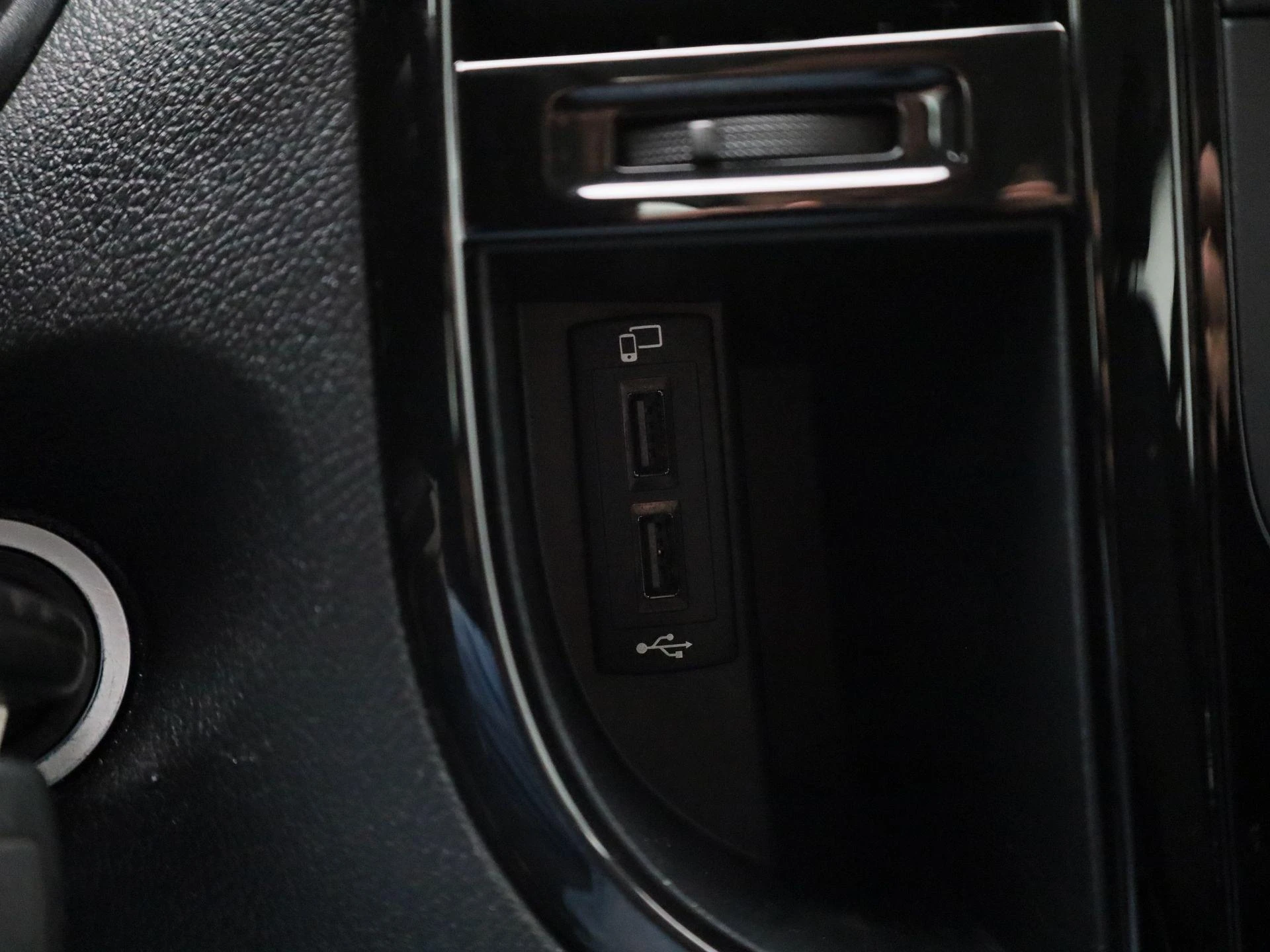 Mercedes-Benz-Vito-image-23
