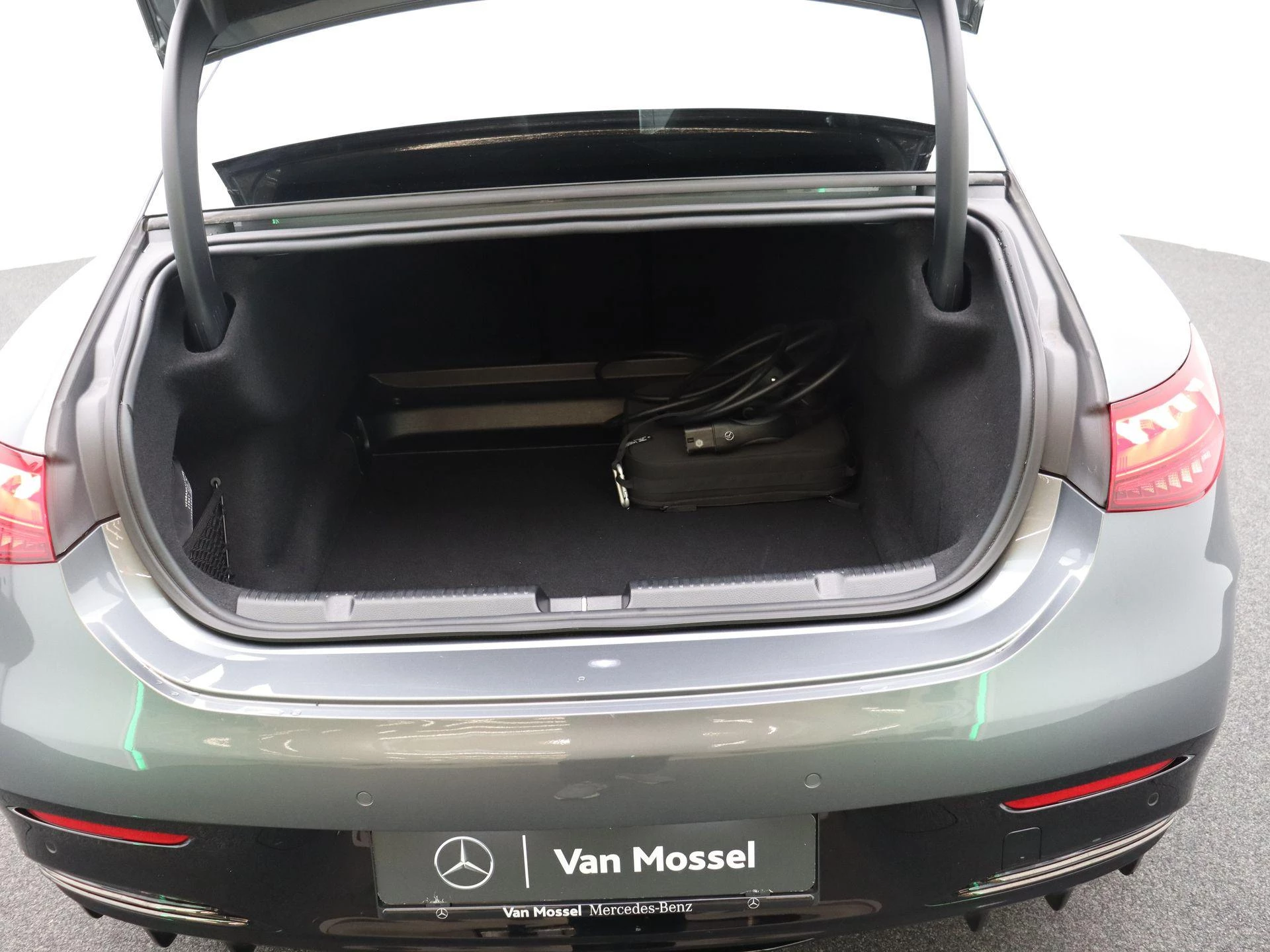 Mercedes-Benz-EQE-image-18