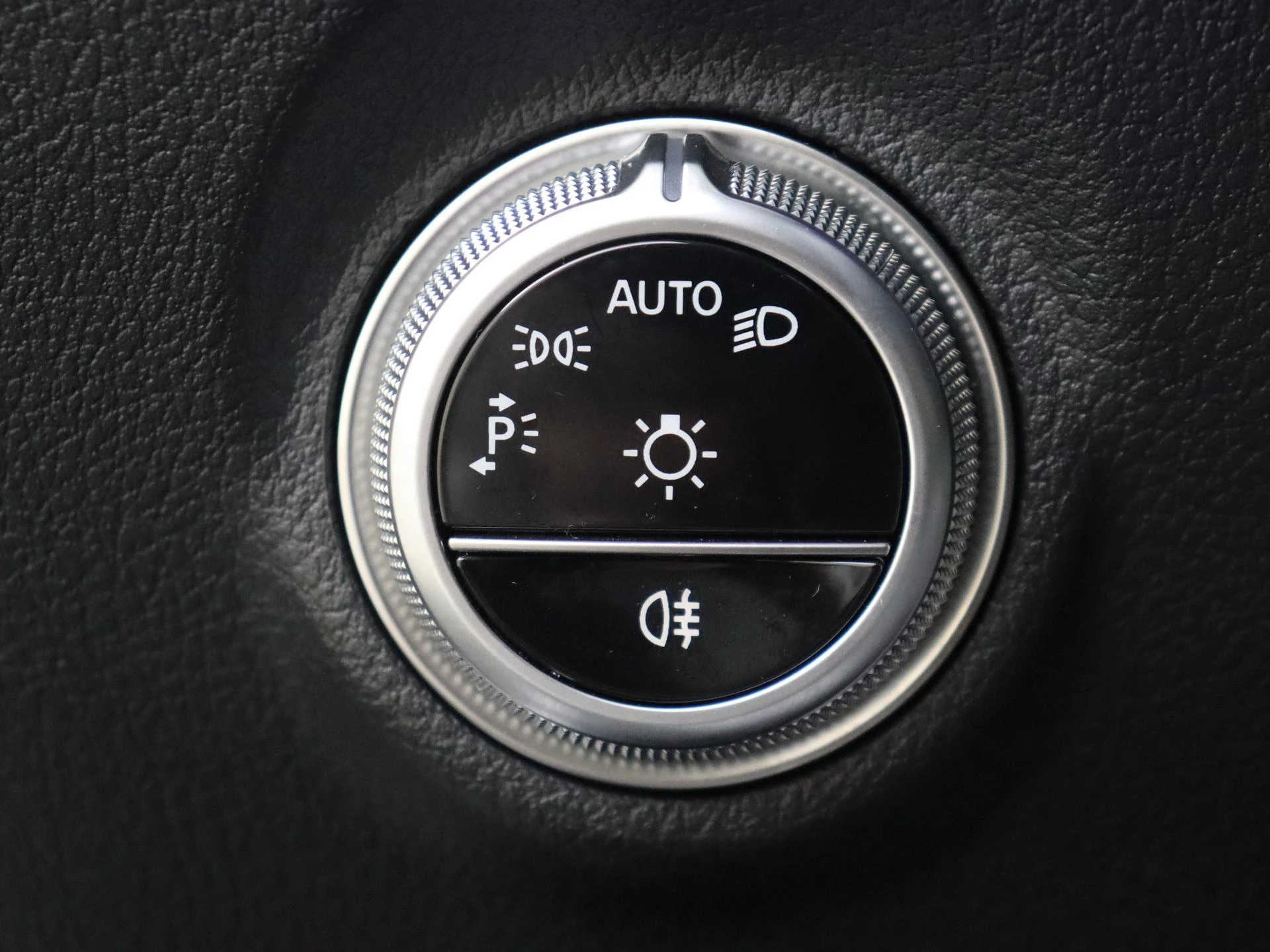 Mercedes-Benz-C-Klasse-image-23