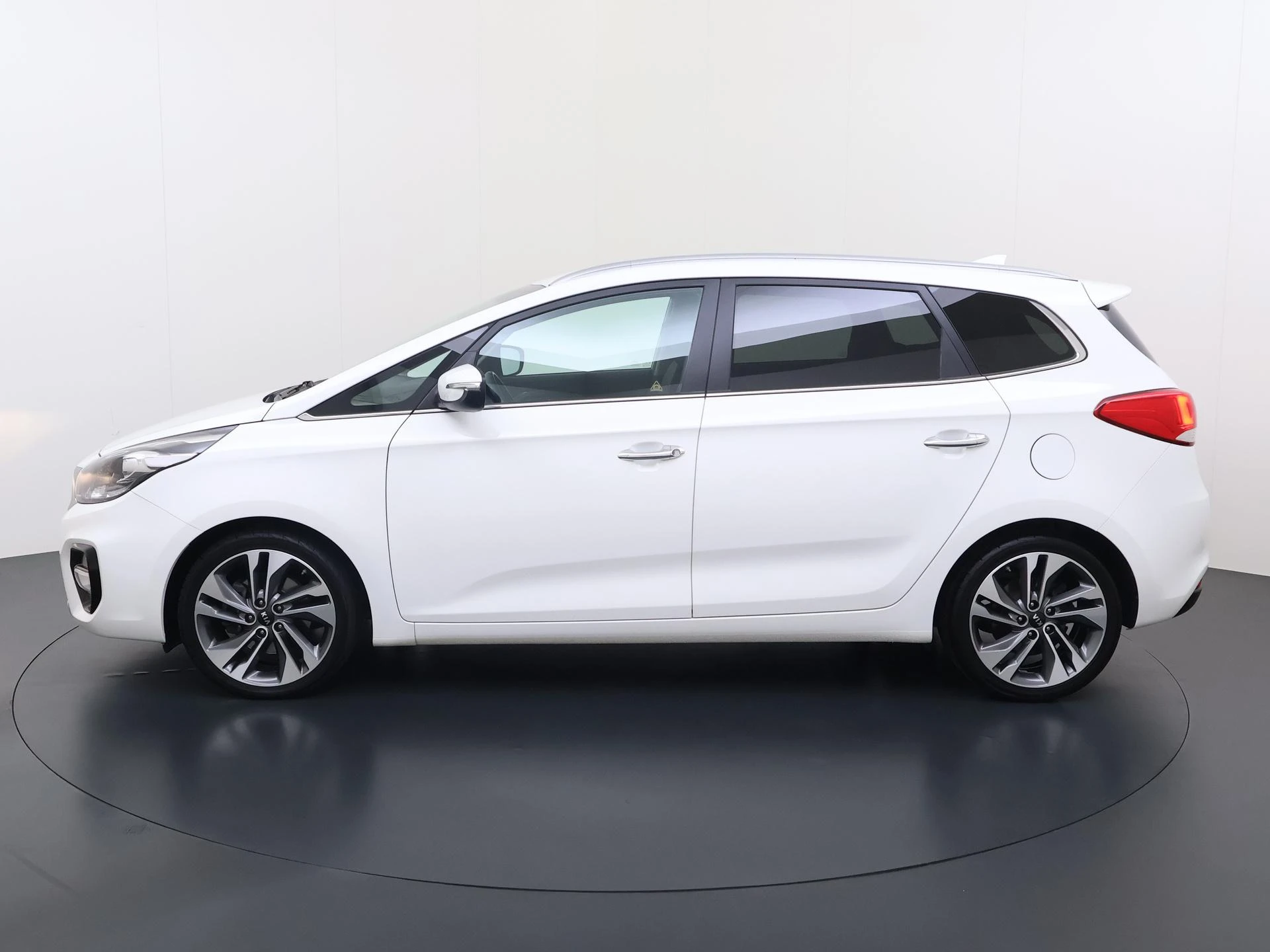 Kia-Carens-image-1