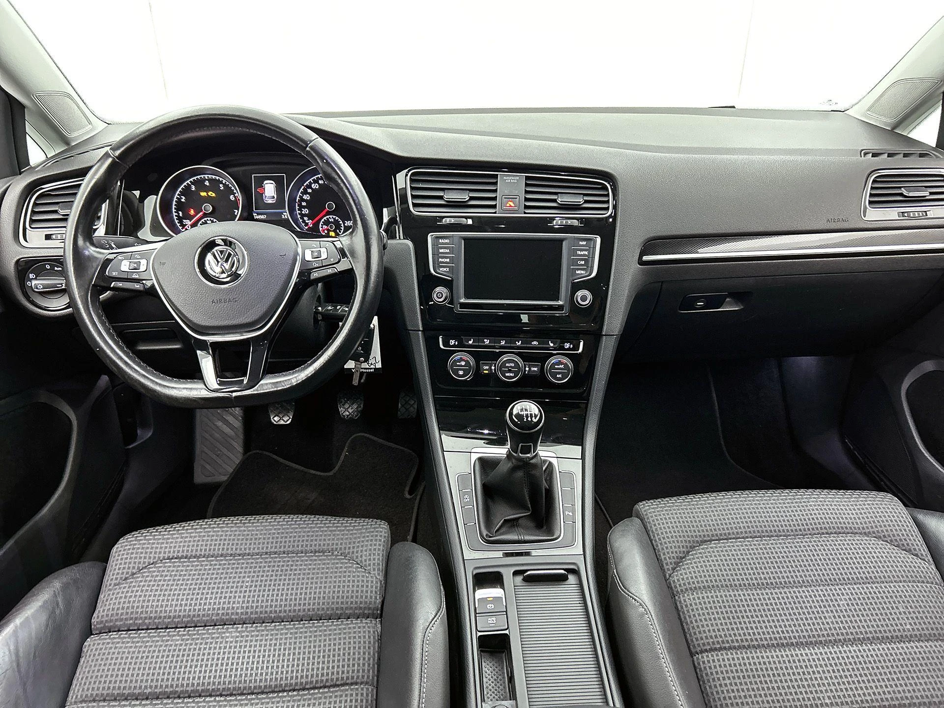 Volkswagen-Golf-image-23