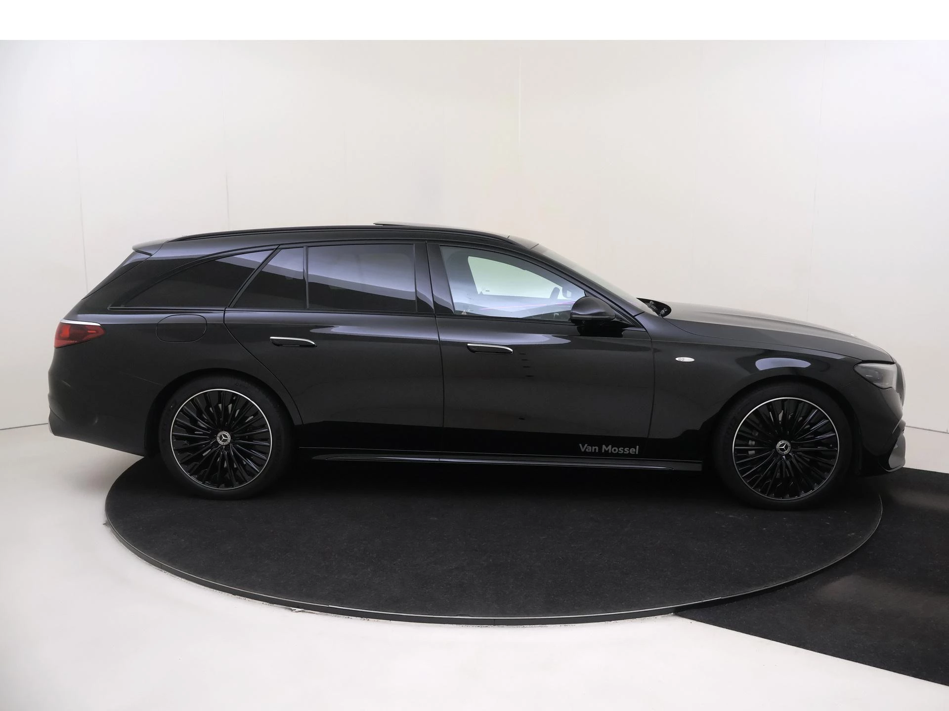 Mercedes-Benz-E-Klasse-image-7