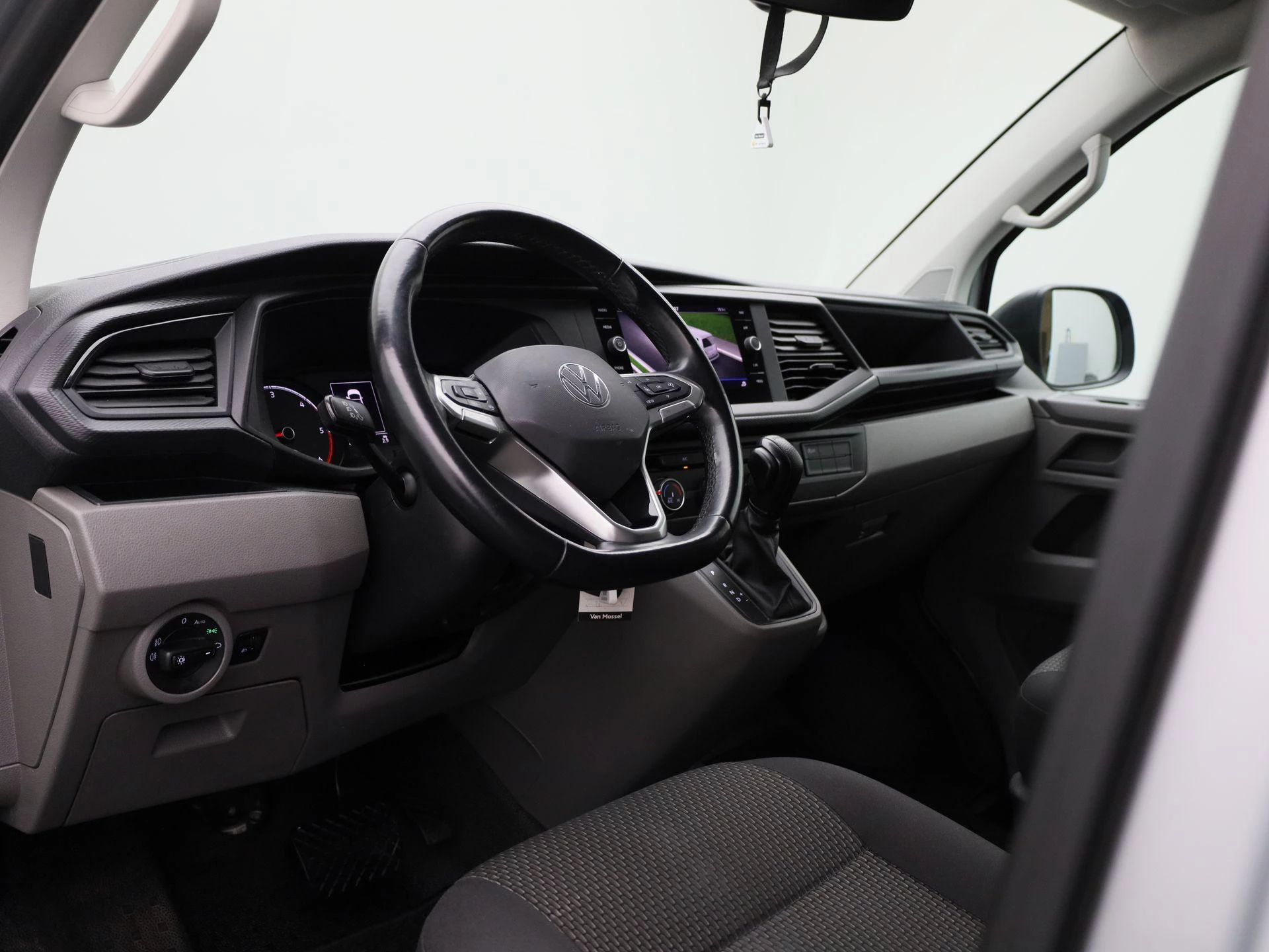 Volkswagen-Transporter-image-33