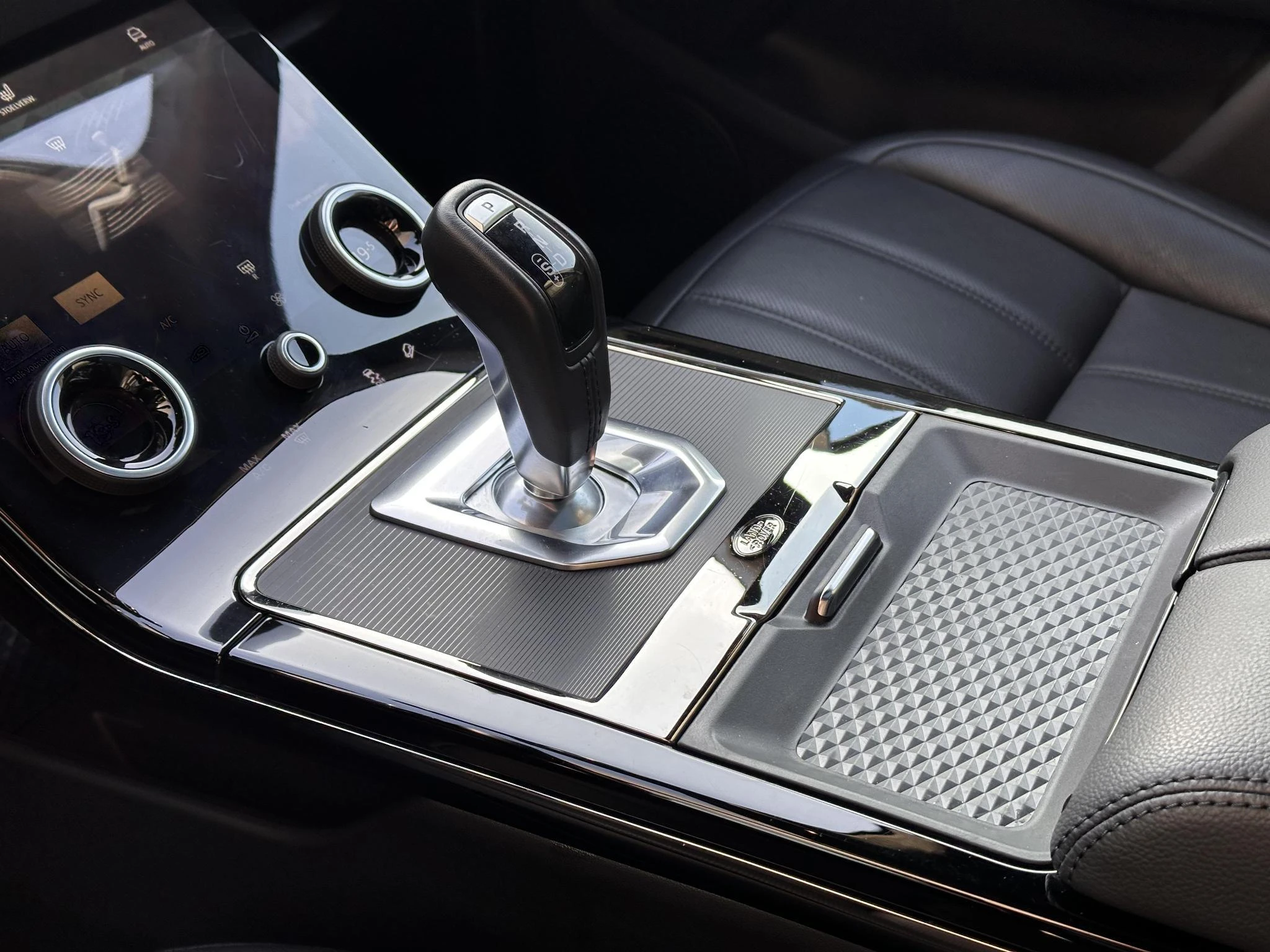 Land Rover-Range Rover Evoque-image-24