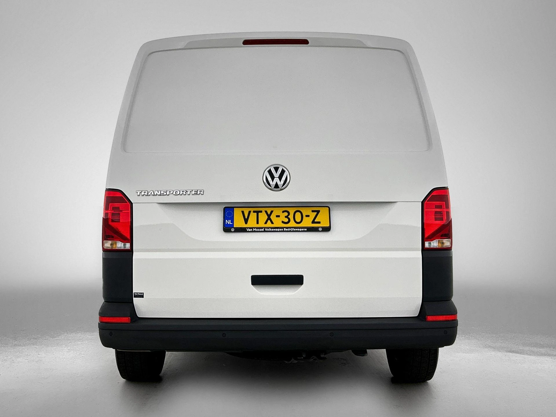 Volkswagen-Transporter-image-2