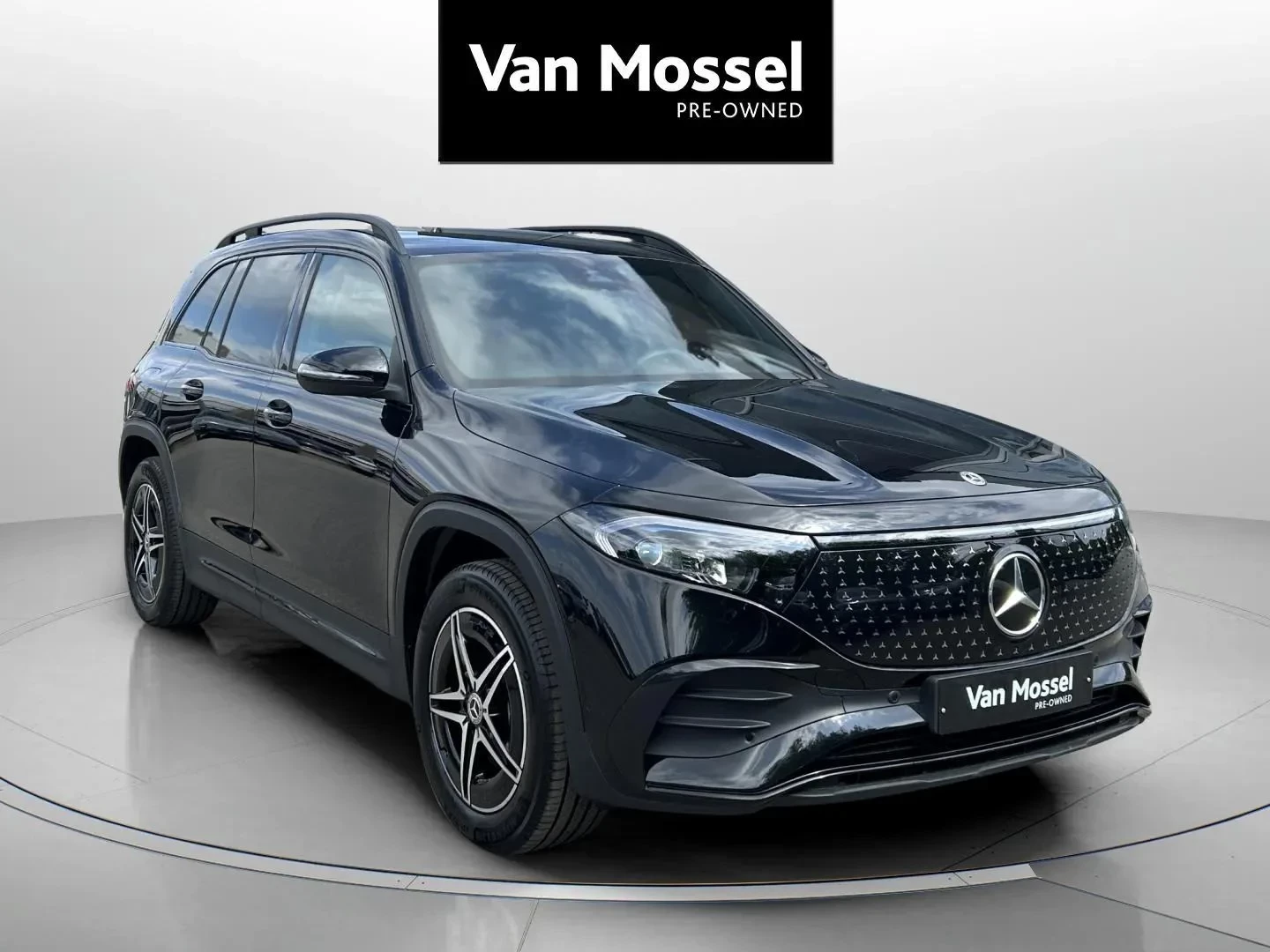 Mercedes-Benz-EQB-image-2