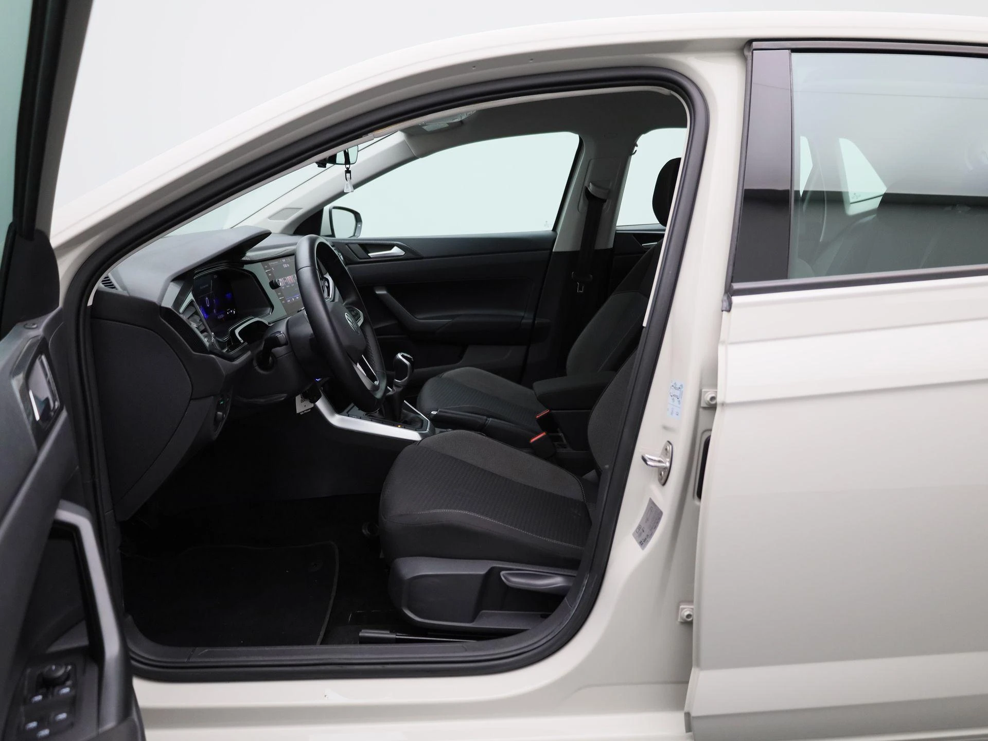 Volkswagen-Polo-image-8