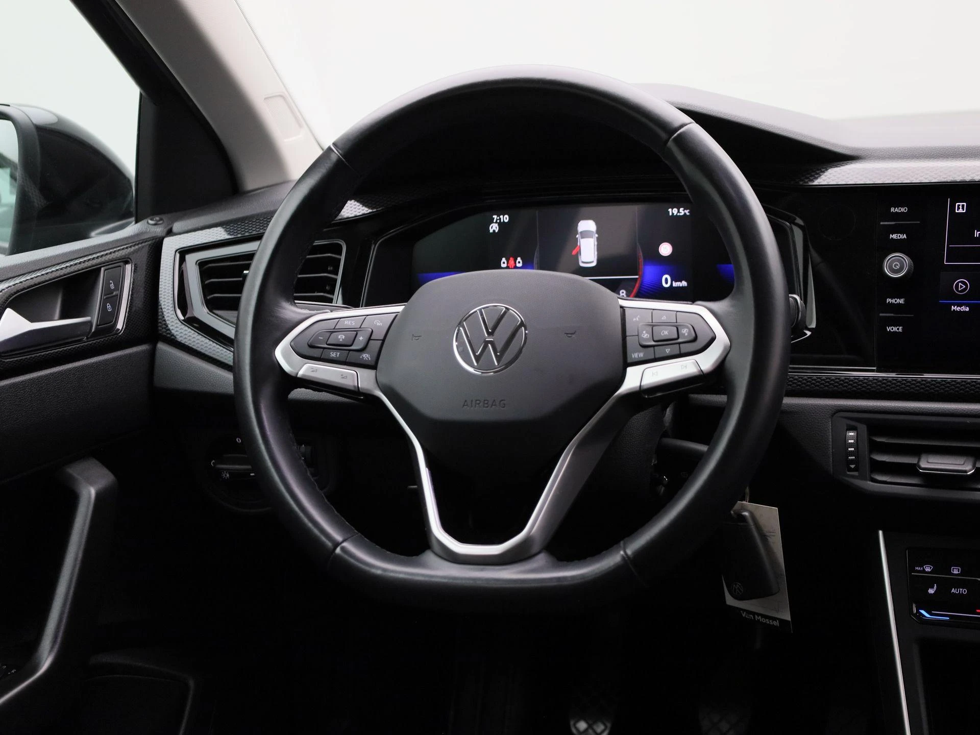 Volkswagen-Taigo-image-12