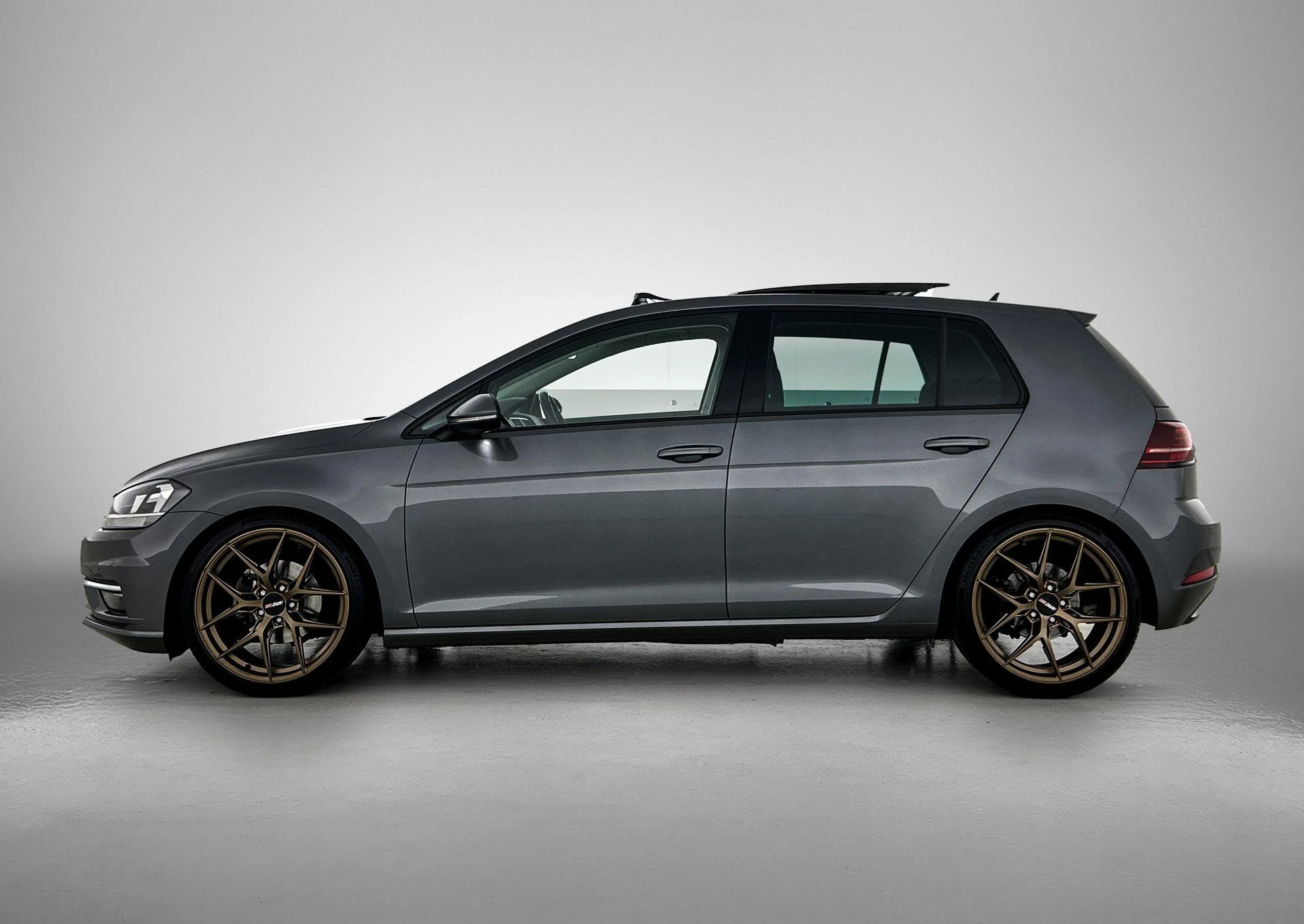 Volkswagen-Golf-image-1