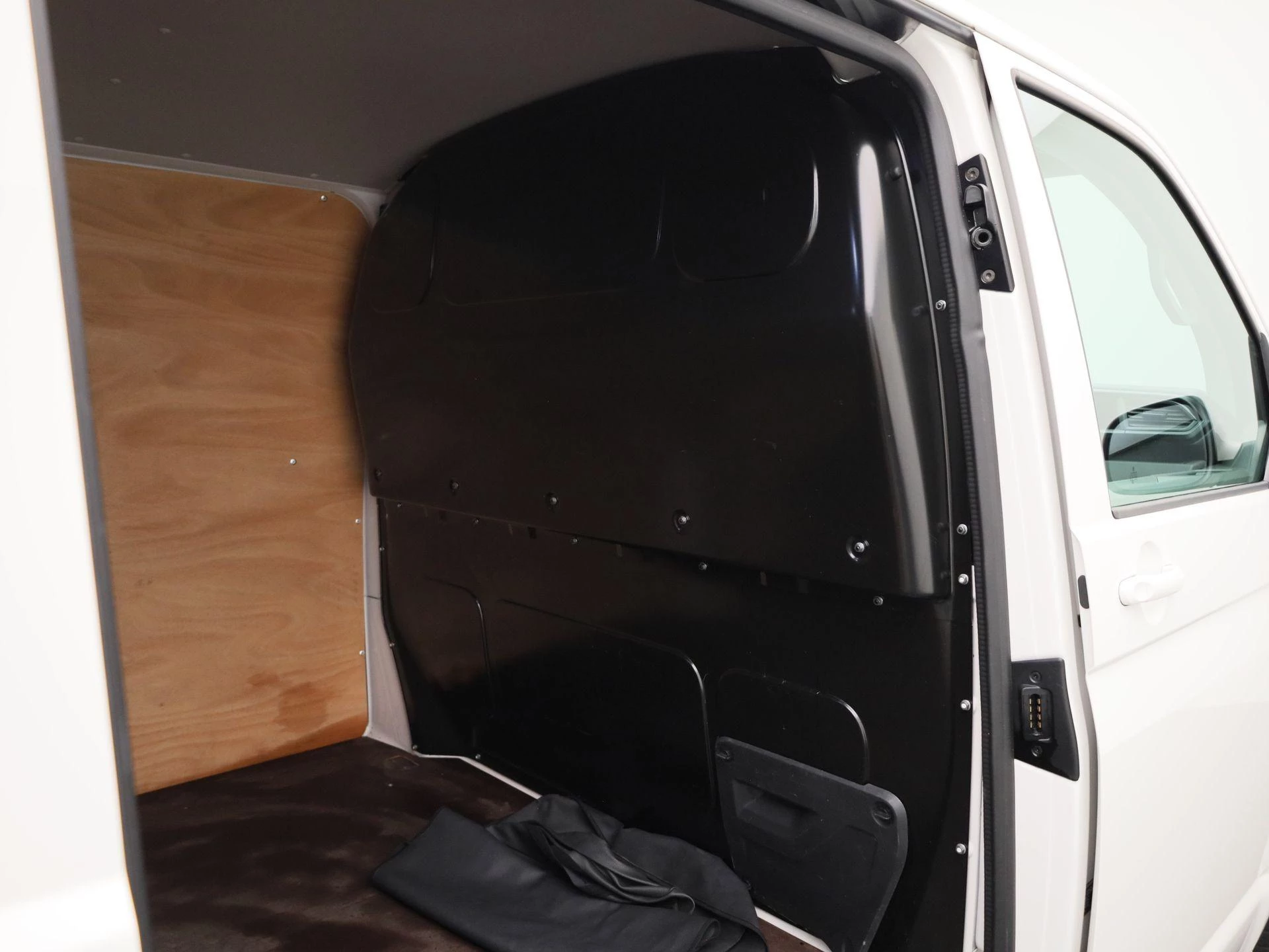 Volkswagen-Transporter-image-13