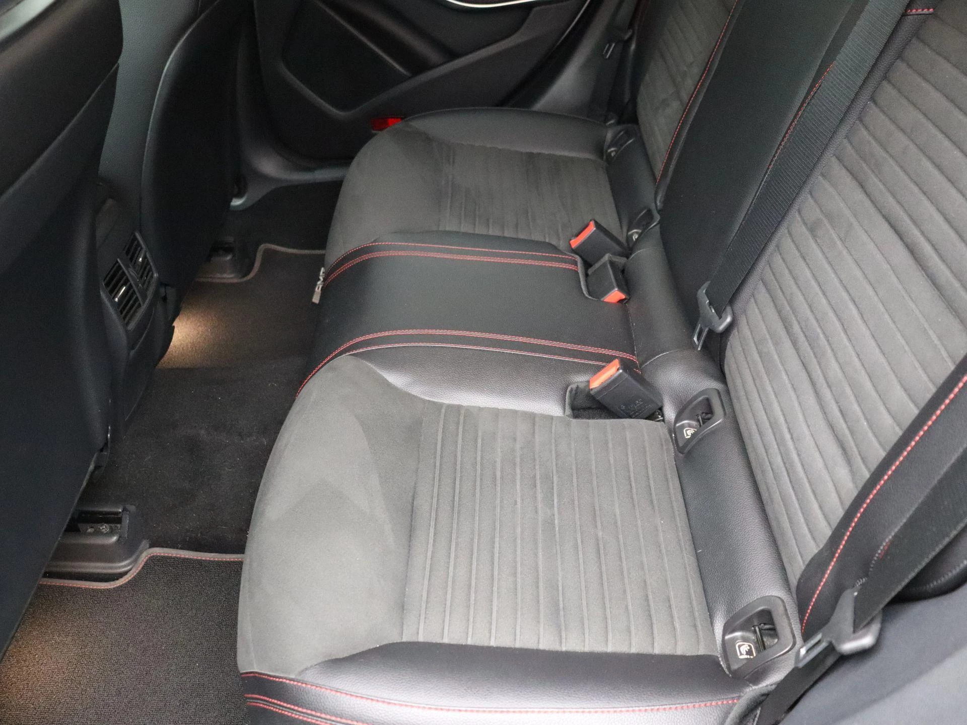 Mercedes-Benz CLA 180 AMG LINE Shooting Brake + PANORAMISCH DAK + CAMERA + NIGHTPAKKET +