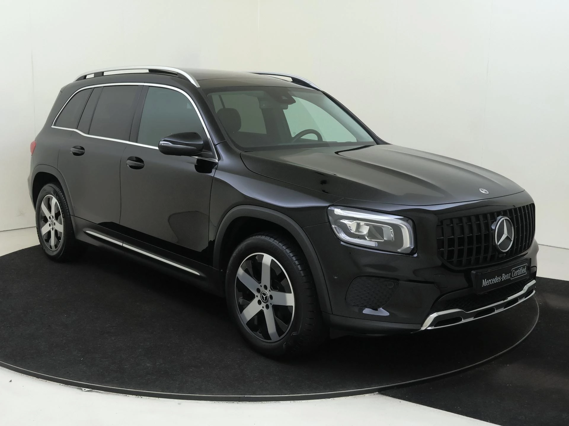 Mercedes-Benz-GLB-image-1